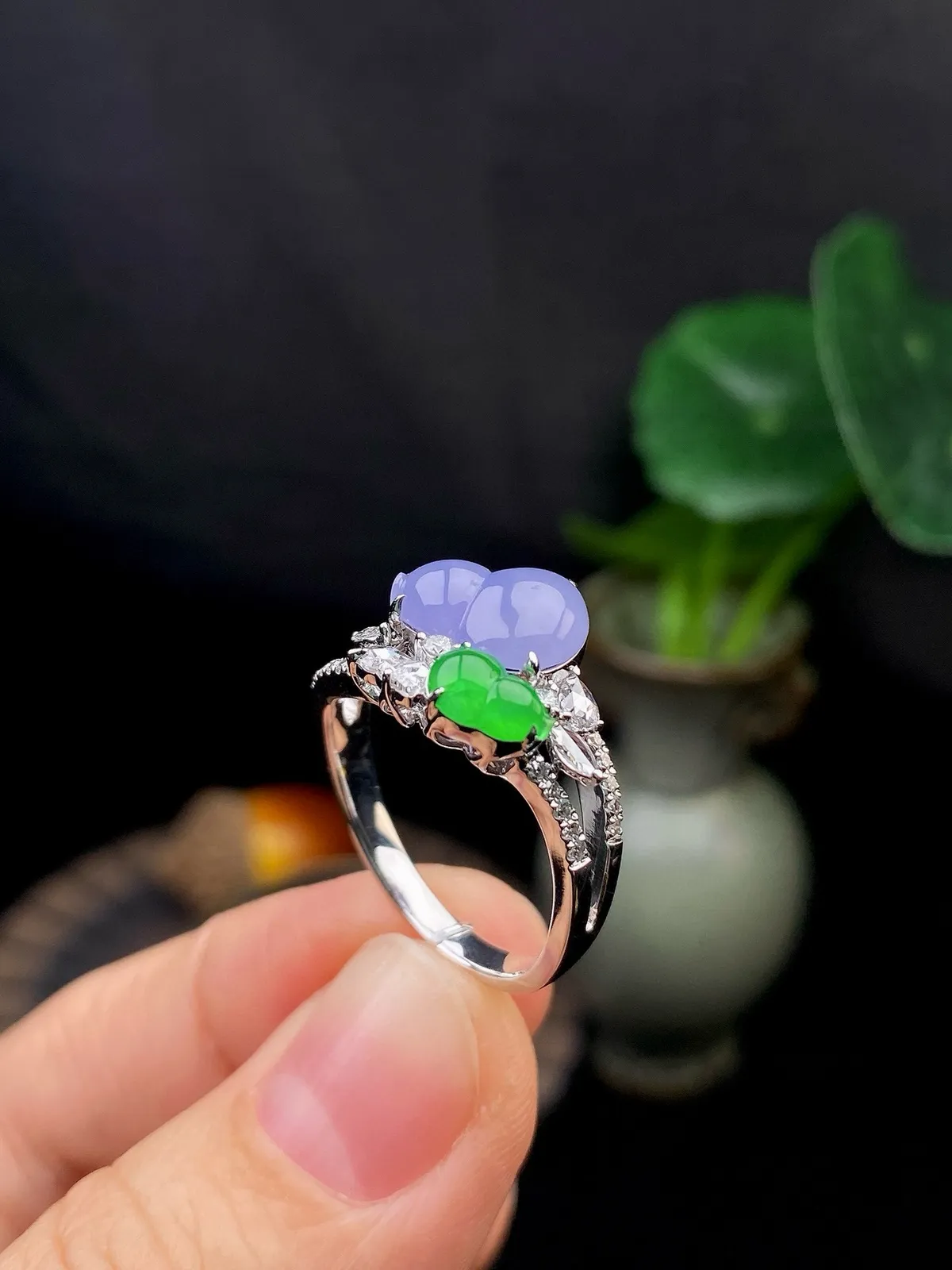 【冰种满绿+紫葫芦戒指】质地细腻，冰润起光，胶感强烈，冰感明显，18K金钻精美镶嵌，裸石尺寸6.4*