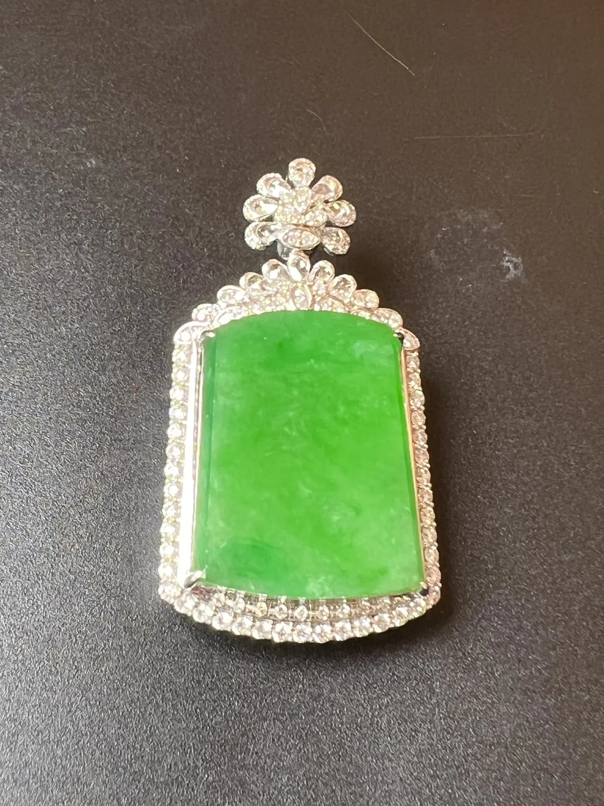 满色无事牌种好厚装，整体尺寸44.5*24.8*12.1 裸石尺寸25.3*19.8*2.8