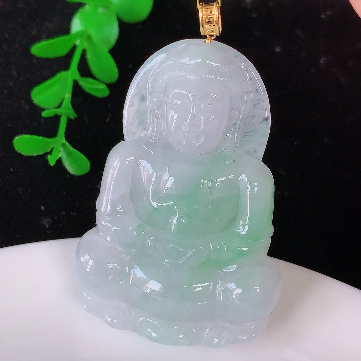 18K金镶嵌冰飘绿翡翠观音吊坠，赐福翡翠观音，观音面相端庄，品相佳，佩戴气质！#35.28整体57裸