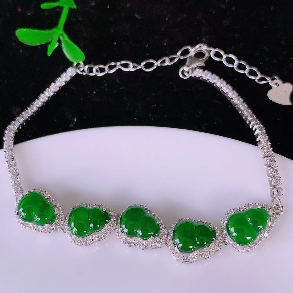 冰透满绿翡翠925银镶嵌吊坠，自然光实拍，翠色灵动，颜色漂亮，种老水足，品相佳，佩戴佳品！#97.2