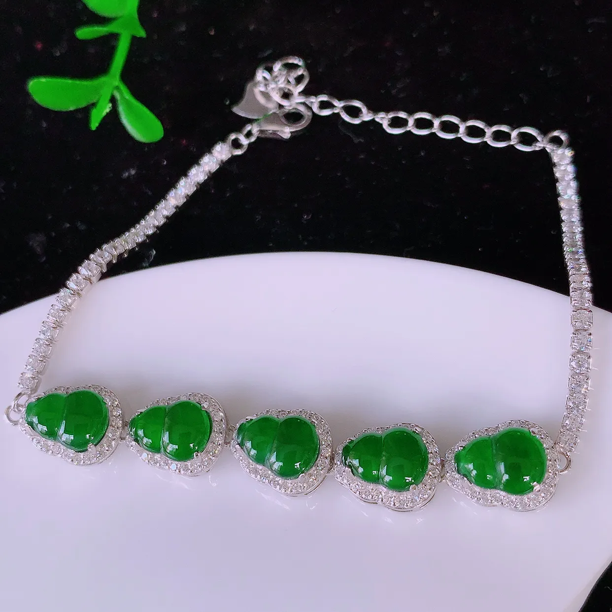 冰透满绿翡翠925银镶嵌吊坠，自然光实拍，翠色灵动，颜色漂亮，种老水足，品相佳，佩戴佳品！#97.28葫芦取一整体10.5-8.5-5.6裸石8*6