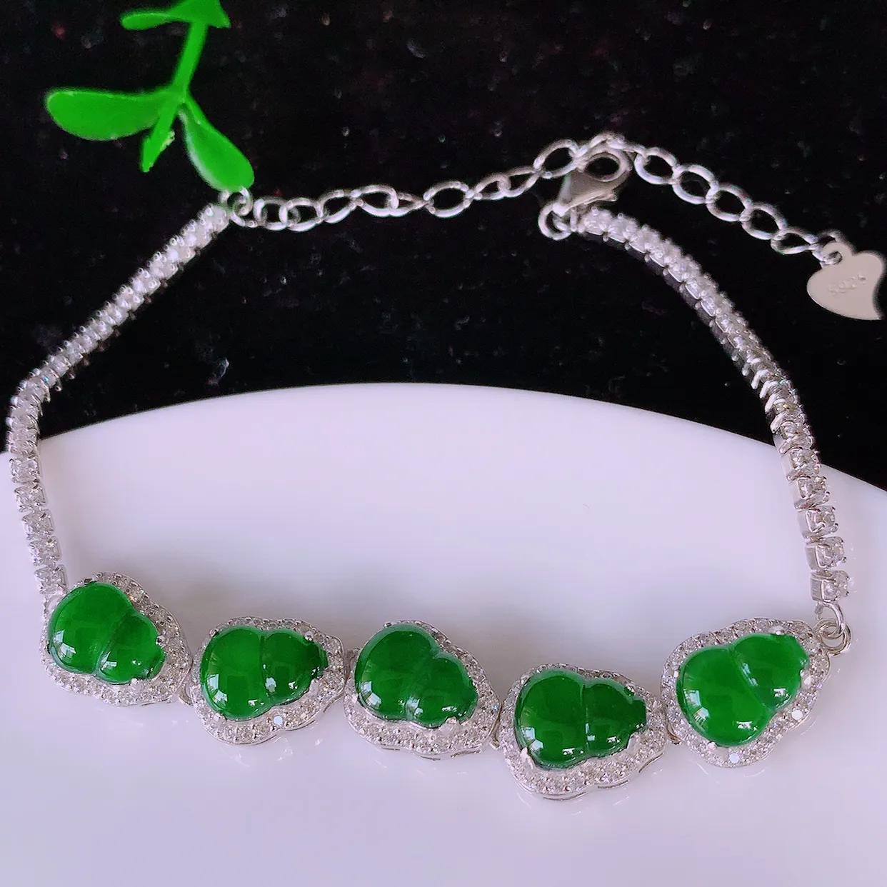 冰透满绿翡翠925银镶嵌吊坠，自然光实拍，翠色灵动，颜色漂亮，种老水足，品相佳，佩戴佳品！#97.28葫芦取一整体10.5-8.5-5.6裸石8*6