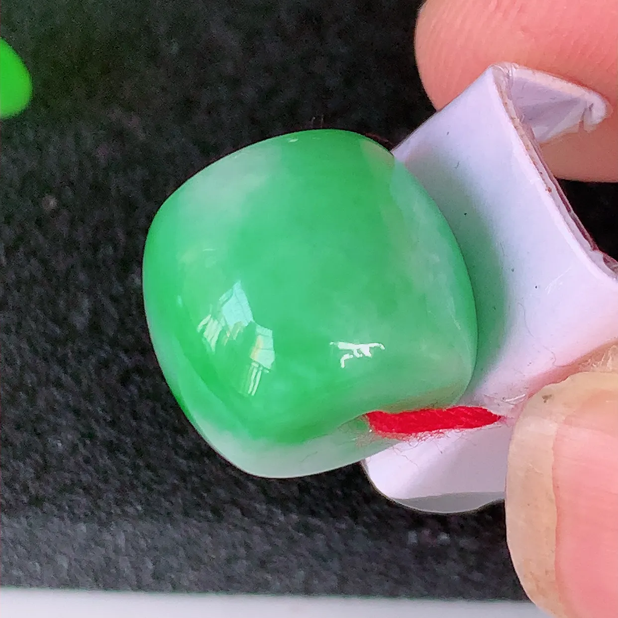 自然光实拍，冰润飘绿路路通翡翠吊坠，翠色灵动，佩戴效果时尚出众，尽显气质，玉质细腻，美感十足。#39