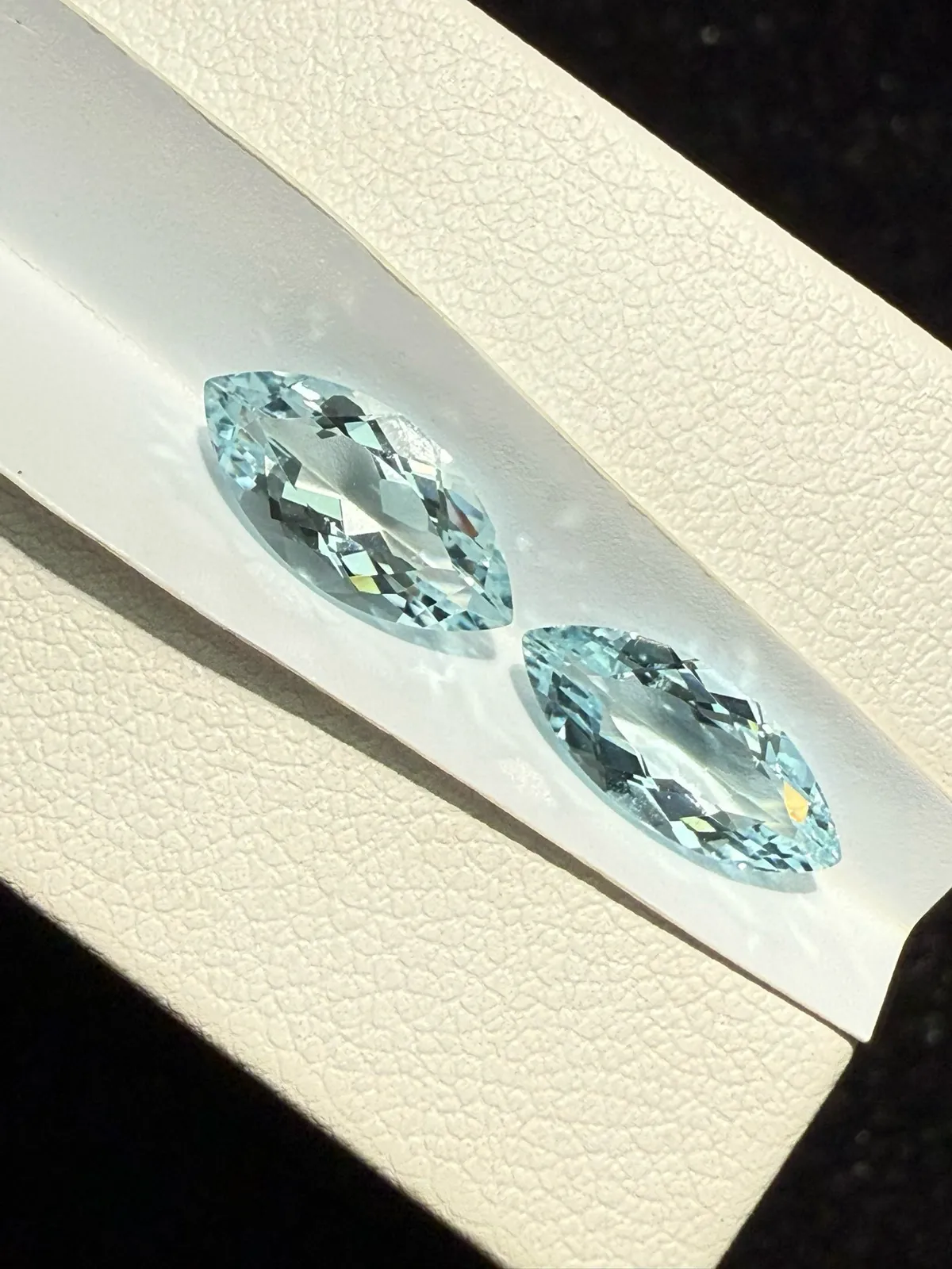 2.525克拉天然马眼海蓝宝戒面裸石，颜色超美，火彩超好，尺寸：11.9*5.8*3.9mm