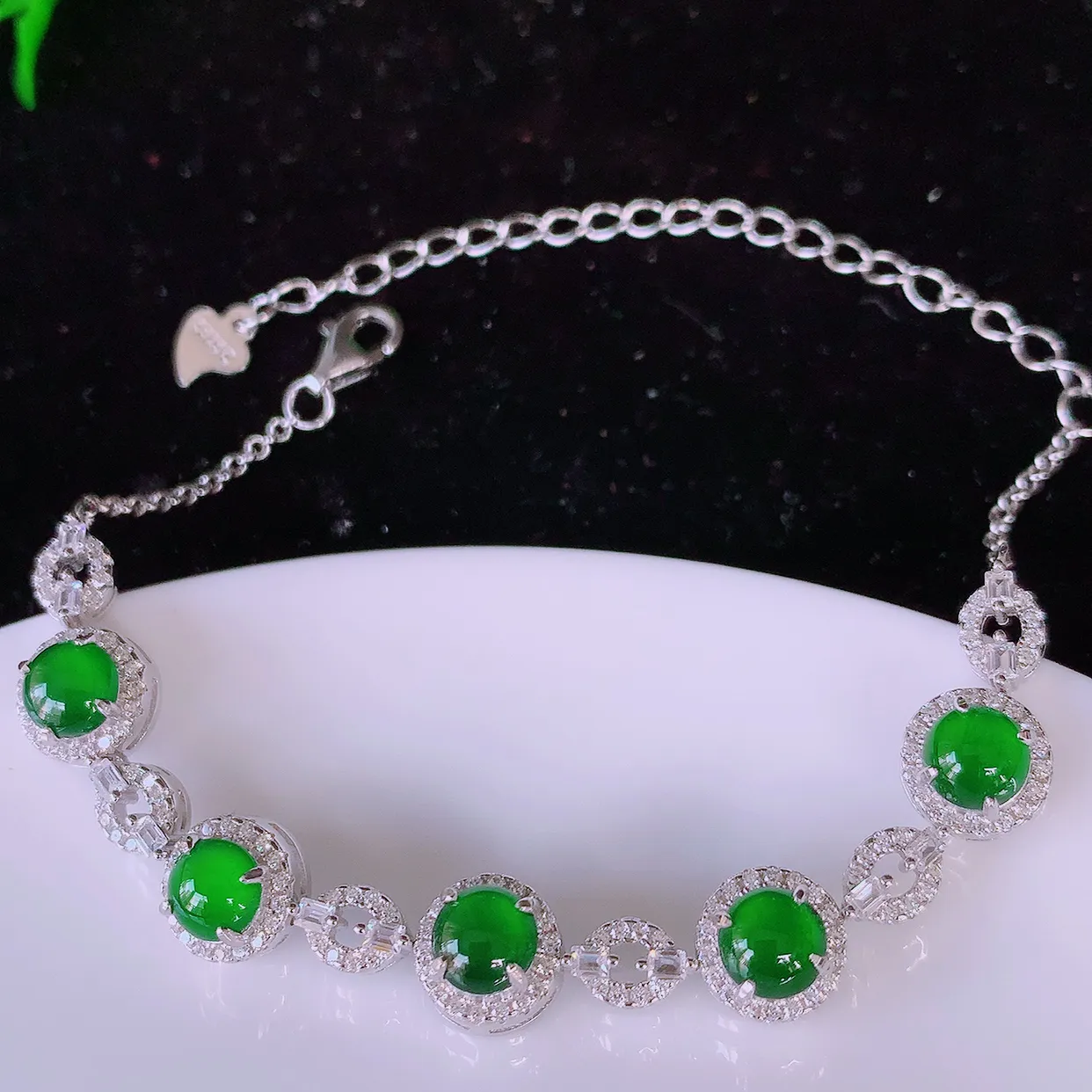 冰透满绿翡翠925银镶嵌手链，自然光实拍，翠色灵动，颜色漂亮，种老水足，品相佳，佩戴佳品！#97.2