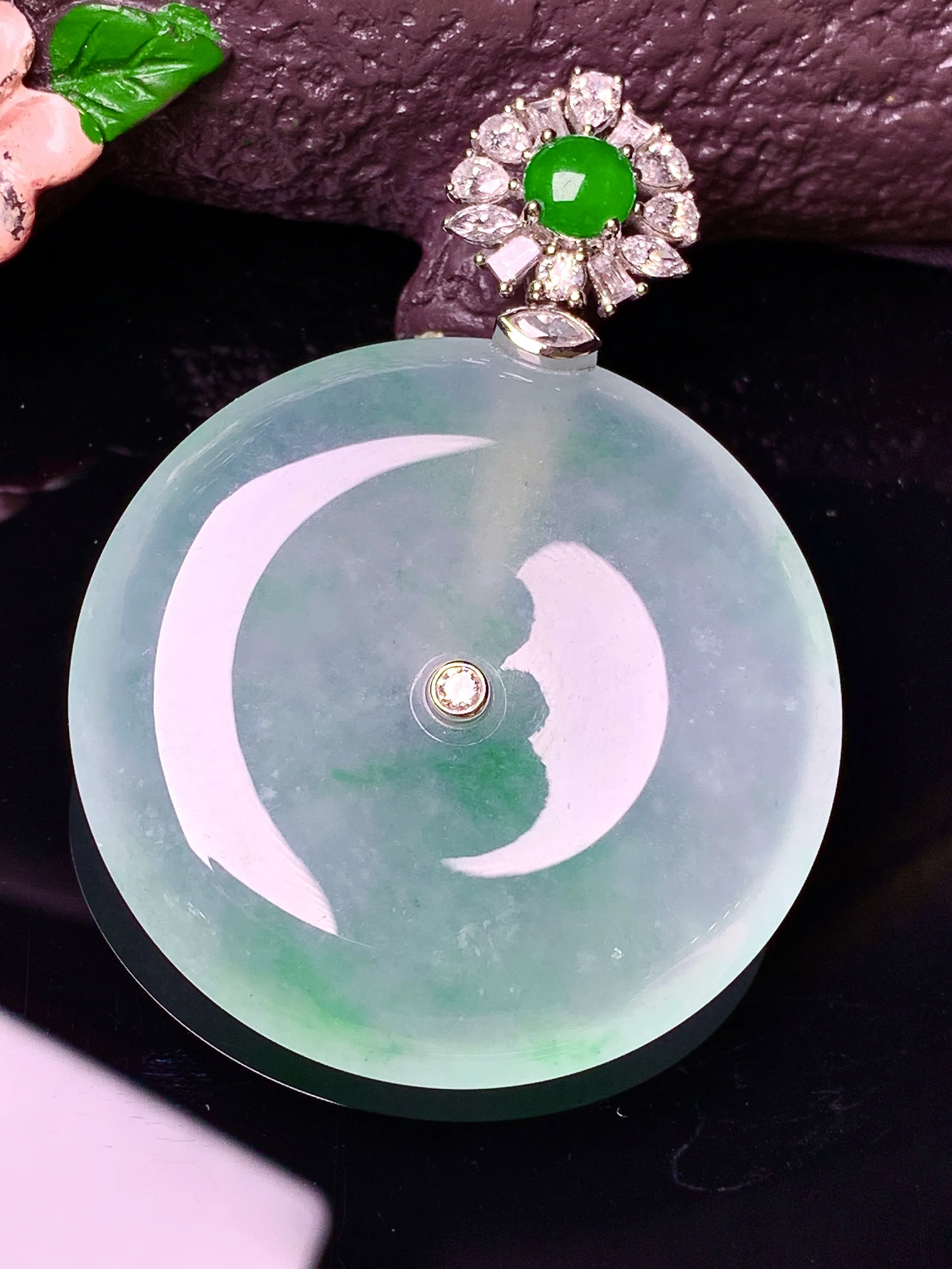 18k金钻镶嵌冰种飘绿平安扣吊坠 玉质细腻 色泽清新艳丽 整体尺寸51.6*37.5*6.8