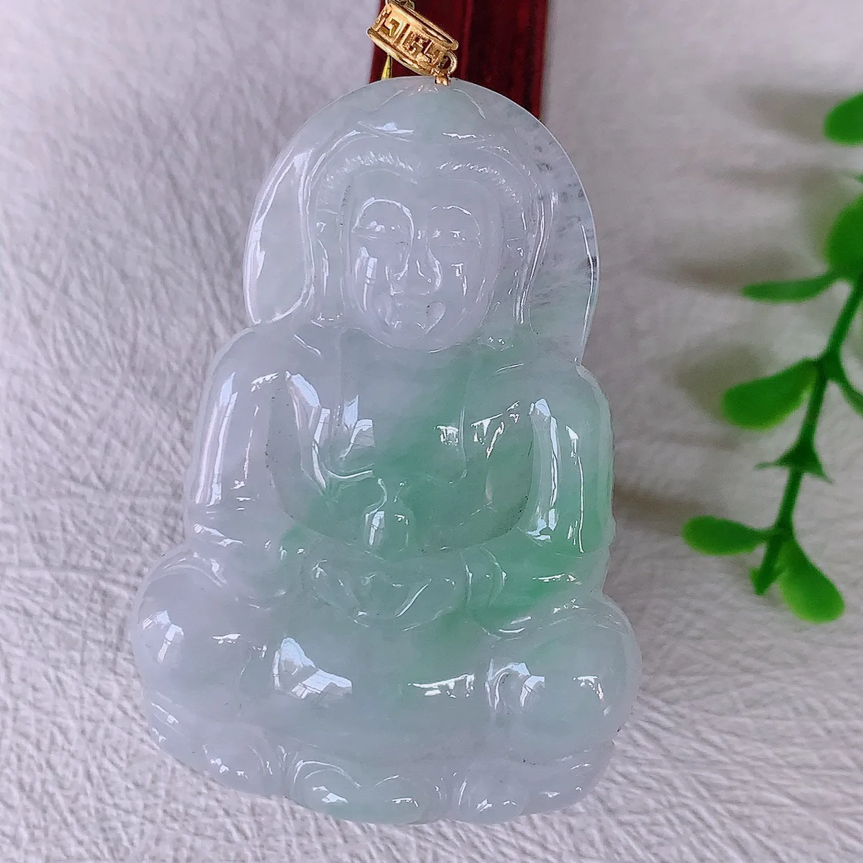 18K金镶嵌冰飘绿翡翠观音菩萨吊坠，赐福翡翠观音，观音面相端庄，品相佳，佩戴气质！#35.28整体5
