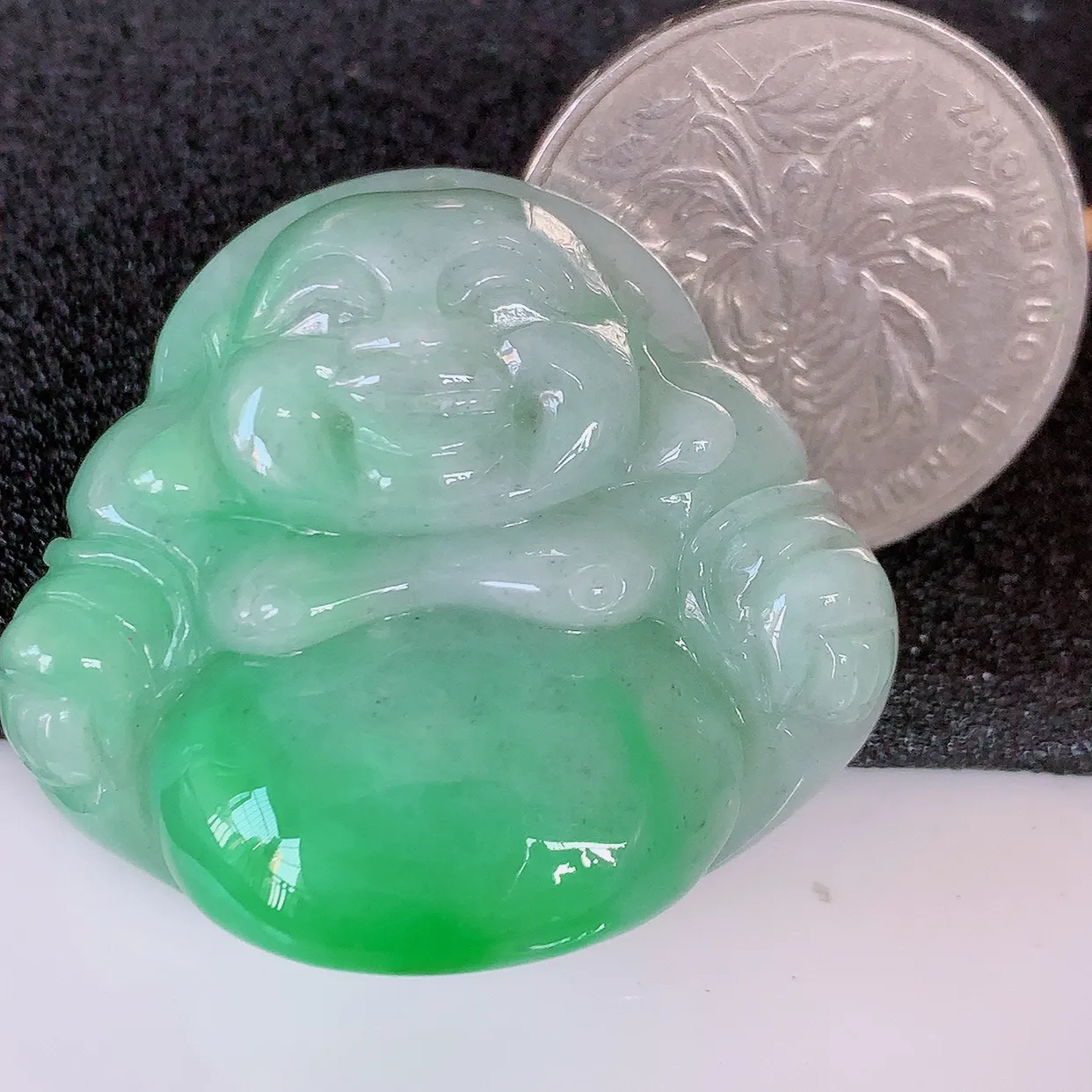 自然光实拍，冰润飘绿翡翠佛公吊坠，开心笑佛，种老水足，颜色漂亮，立体饱满圆润，佩戴效果赞#46.28