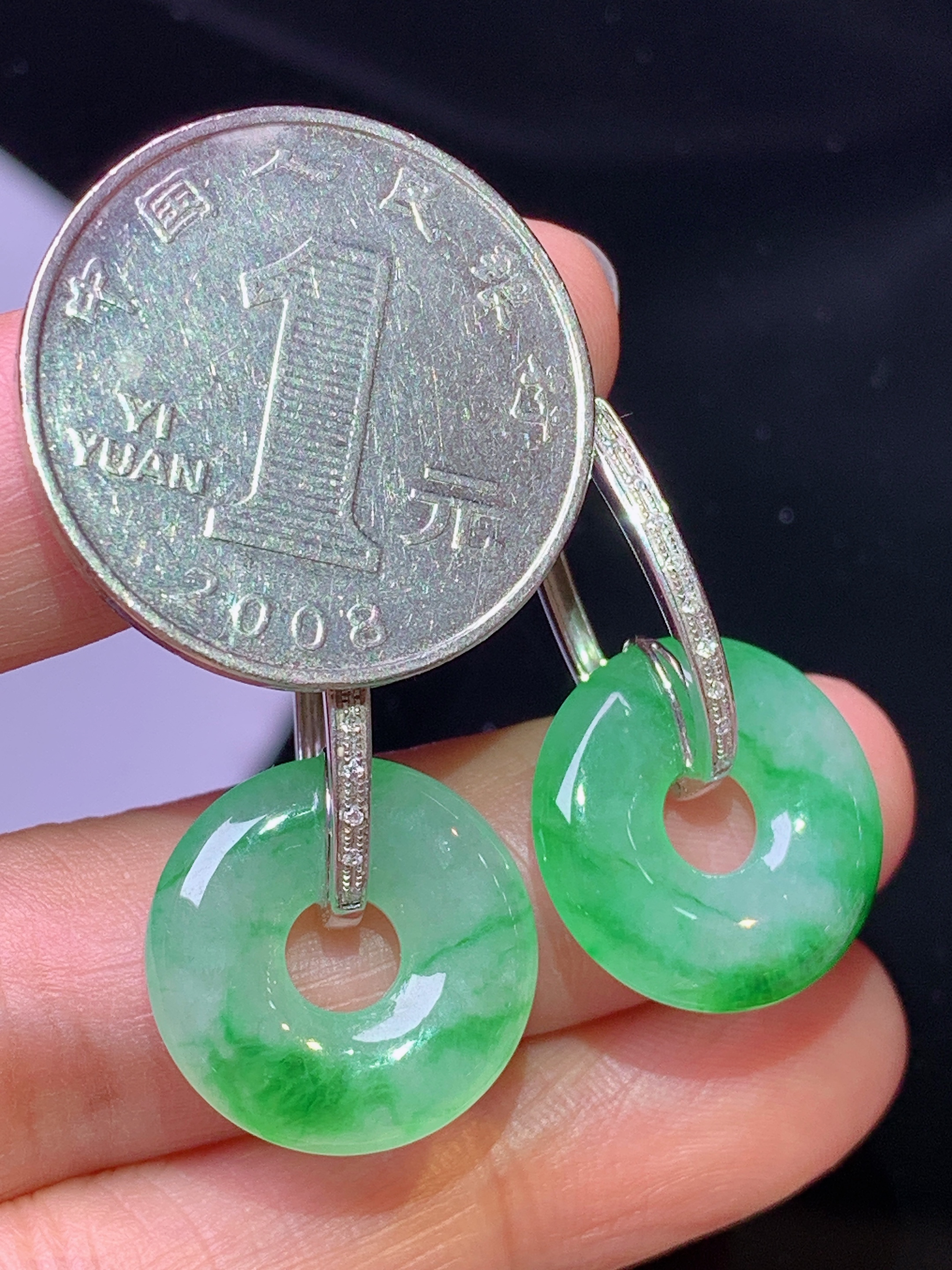 18k金钻镶嵌翠绿平安环耳坠 玉质细腻 色泽清新艳丽 整体尺寸28.8*17.2*3.7
