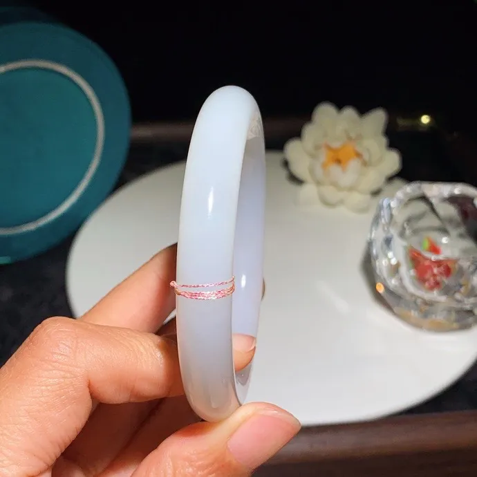 53圈口 和田玉白玉羊脂白圆条手镯。53圈口条宽11厚11玉质细腻油润。手推出油。佩戴高端典雅。lt251226