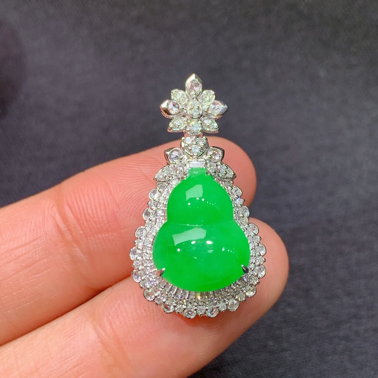 阳绿葫芦吊坠，18k金镶嵌，冰润色阳，玉质细腻，种水足，Kjx 尺寸26.9*14.9*10.7