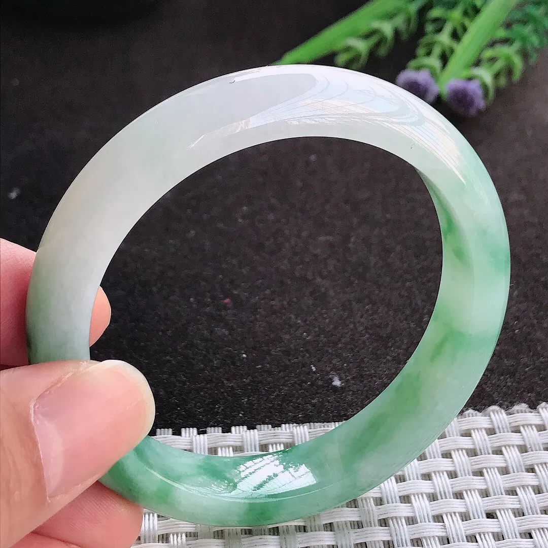 实拍A货翡翠54/12.1/7.9老坑精美温润飘花手镯宽边玉镯手环