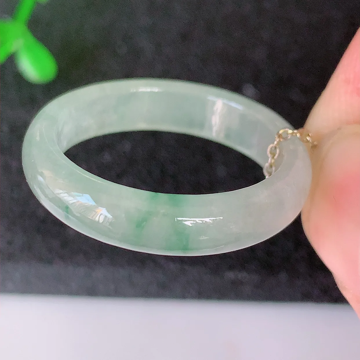 自然光实拍，20.6mm内径冰种飘花翡翠指环，玉戒指，玉质莹润，好精美好冰润的指环，24圈口，上手纤