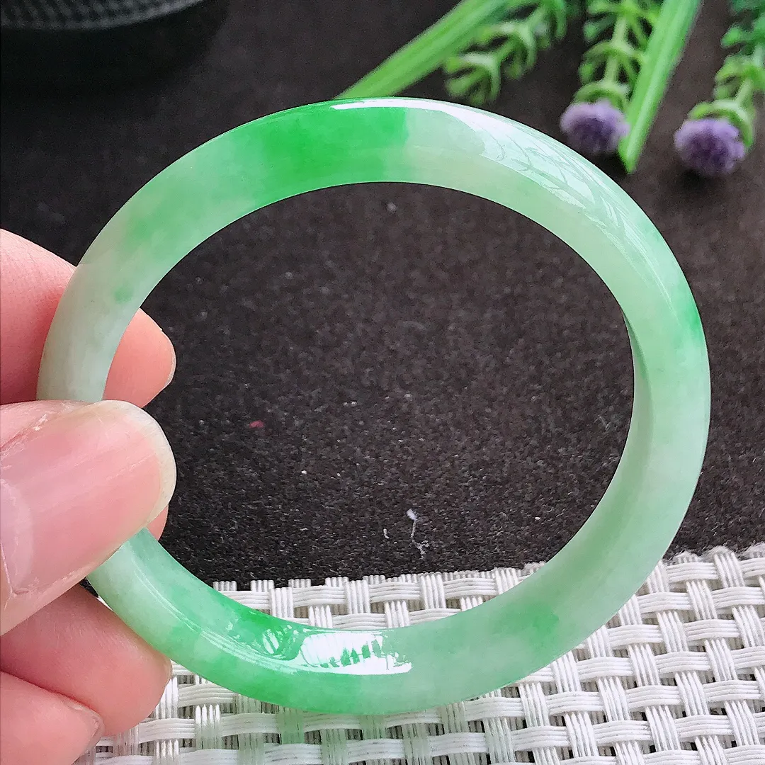 实拍A货翡翠51/9.4/6.4老坑精美飘阳绿手镯小圈口宽边玉镯手环