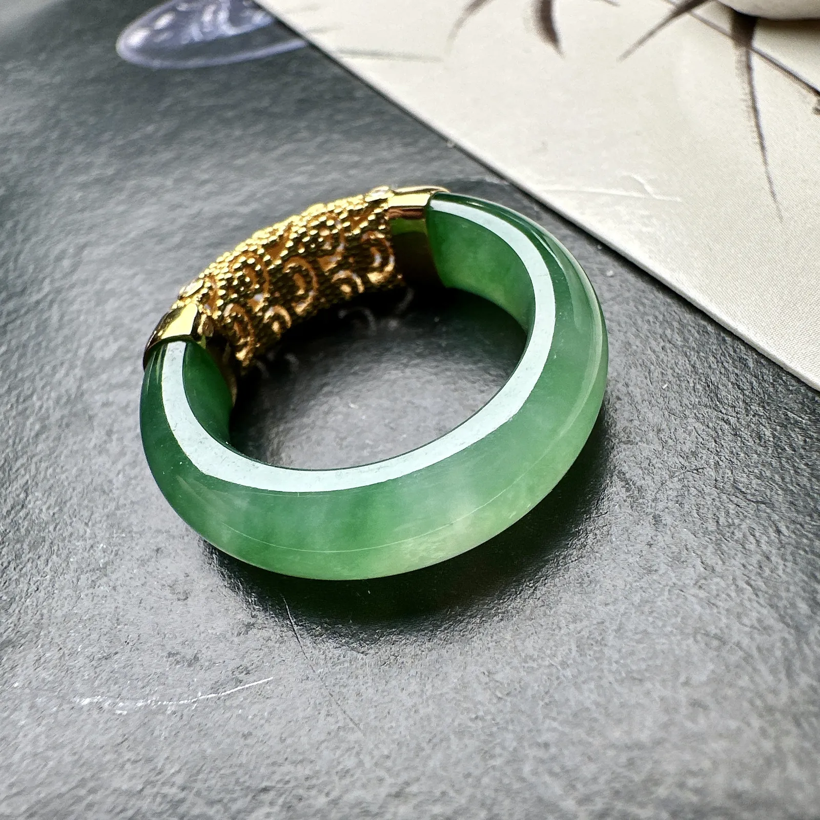 【冰种飘绿+18k金镶嵌戒圈】难得的冰润度，难得的好颜色，韵味十足，古色古香。也可当甜甜圈佩戴