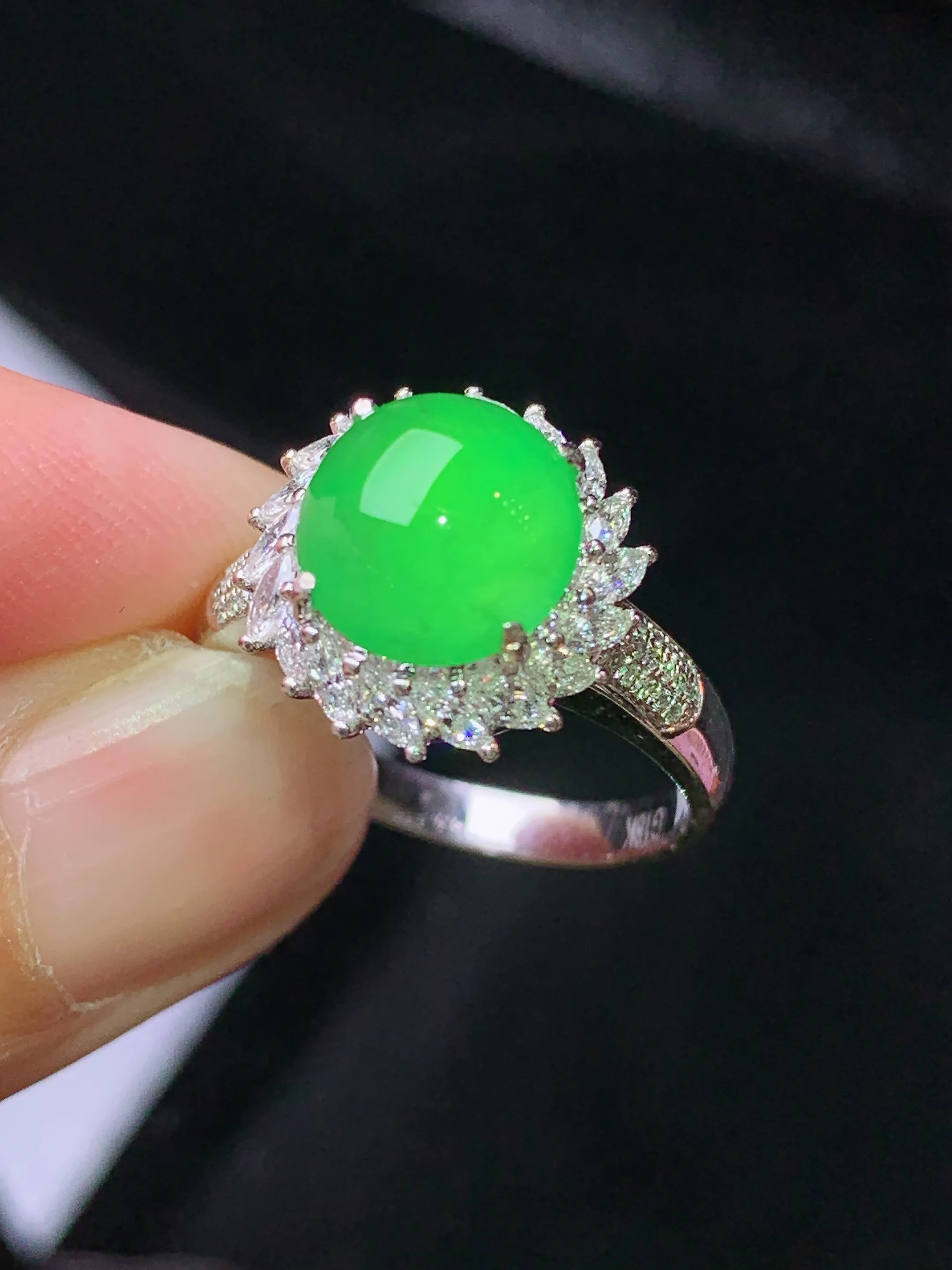 18k金钻镶嵌翠绿蛋面戒指 玉质细腻 色泽清新艳丽 圈口13.5 整体尺寸13*9.6