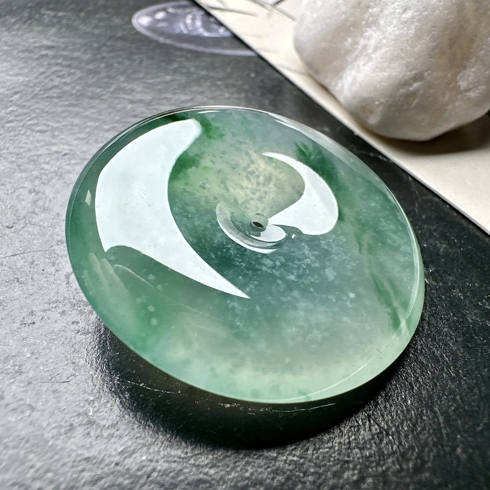 【冰种飘花大平安扣】质地细腻冰润，品质很好，冰感十足，胶感明显，收藏品质。