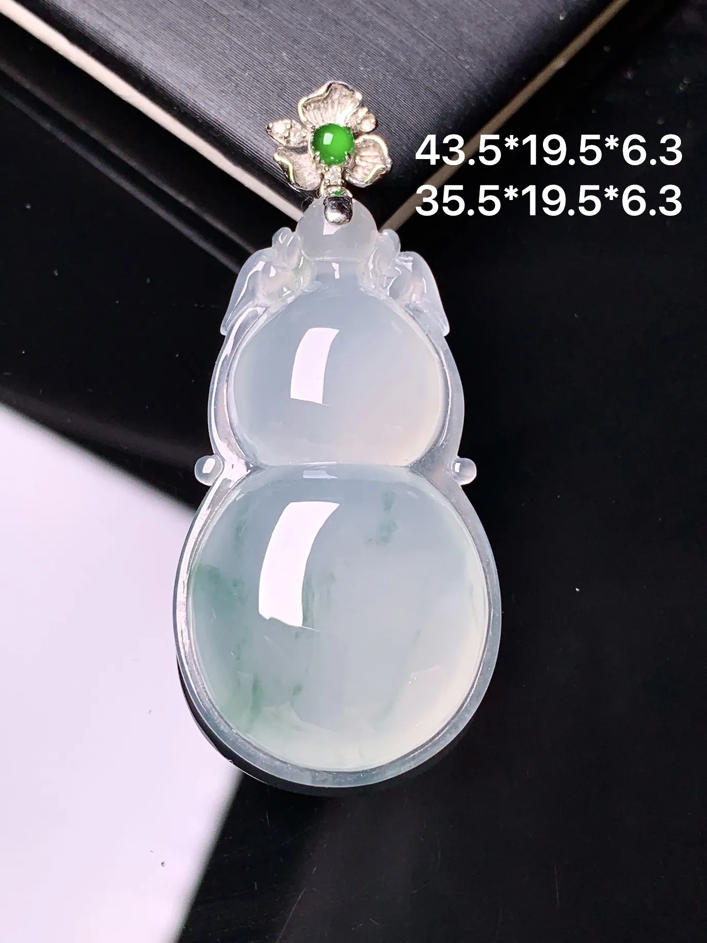 18k金镶嵌冰种葫芦吊坠 玉质细腻 色泽清新艳丽 整体尺寸43.5*19.5*6.3
