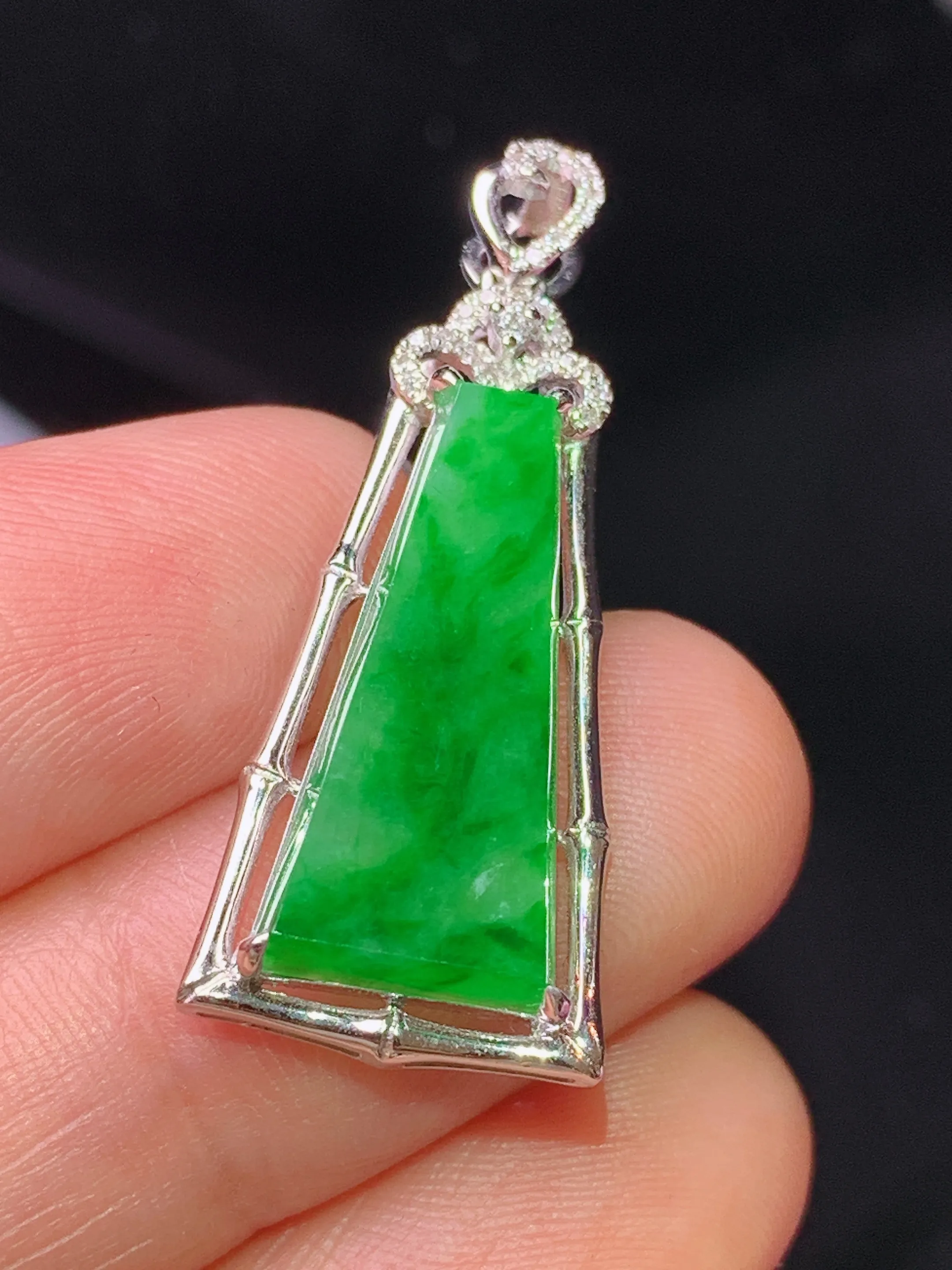 18k金钻镶嵌翠绿无事牌吊坠 玉质细腻 色泽清新艳丽 整体尺寸31.6*13*5.3