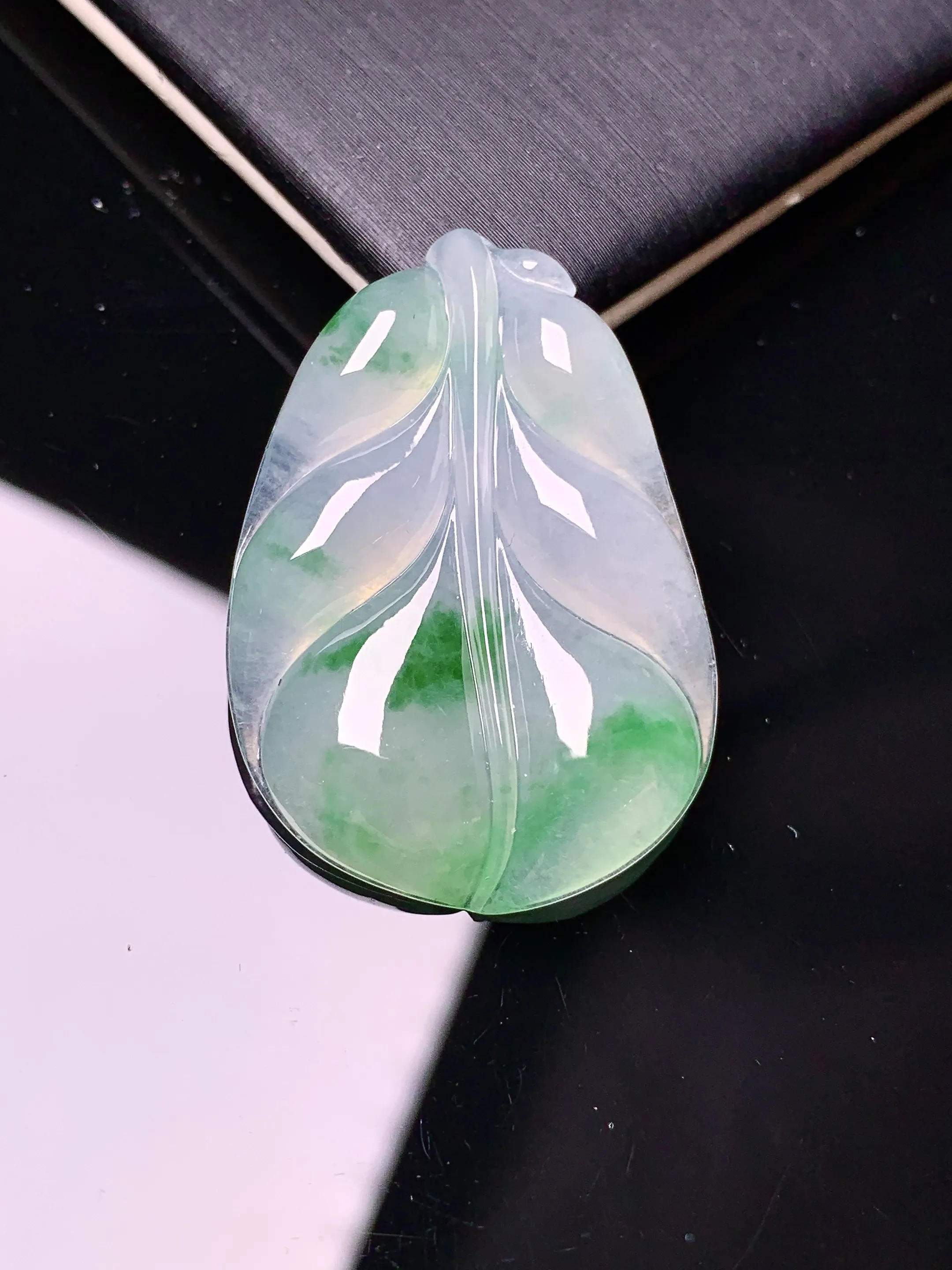 飘绿树叶吊坠 玉质细腻 色泽清新艳丽 整体尺寸32.7*23.2*5