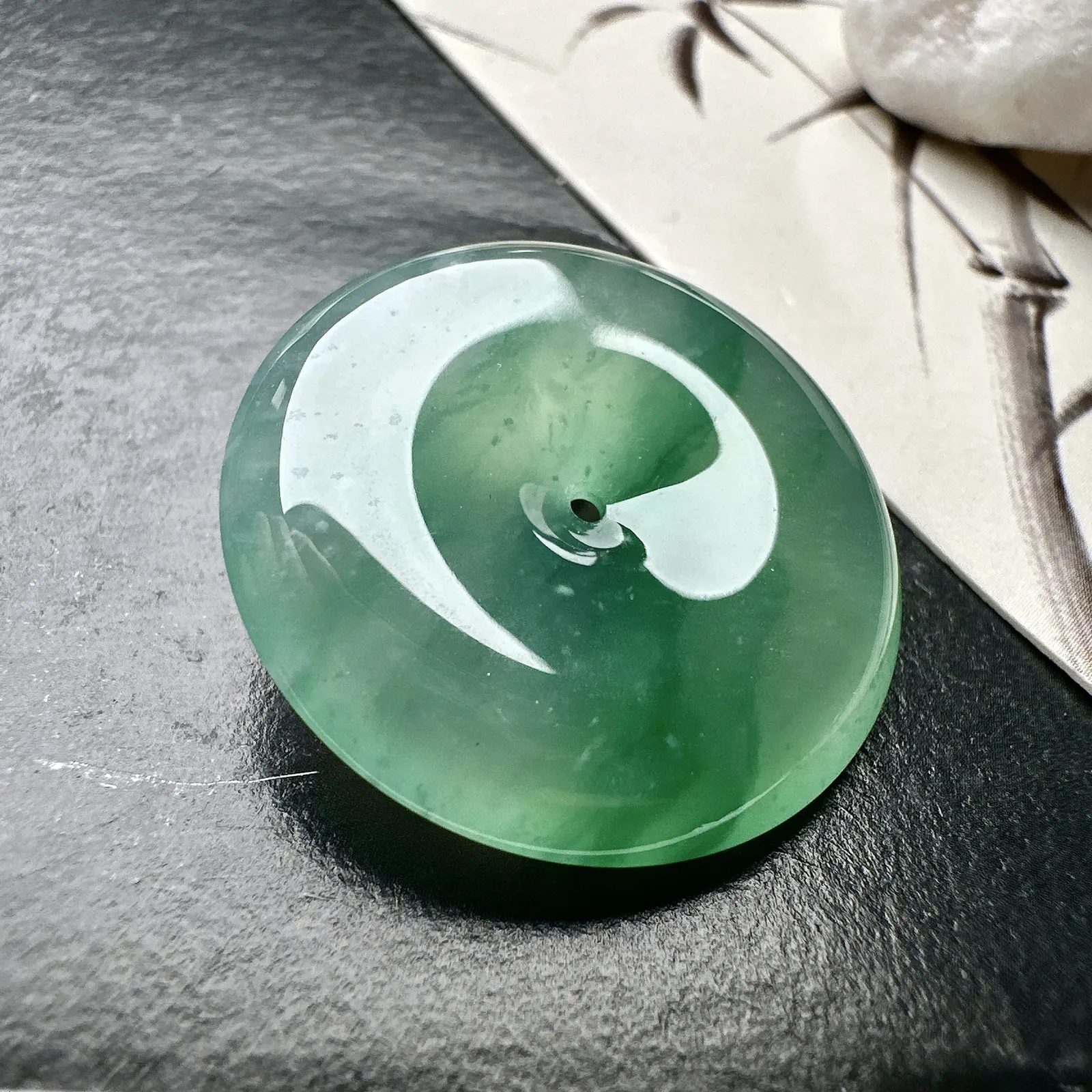 【冰种飘花平安扣】质地细腻冰润，品质很好，冰感十足，胶感明显，收藏品质。