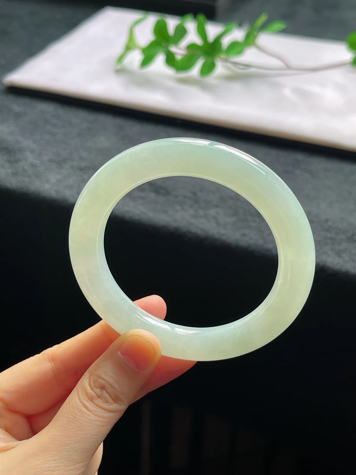 圆镯55.7圈口，翡翠冰糯种淡绿色手镯