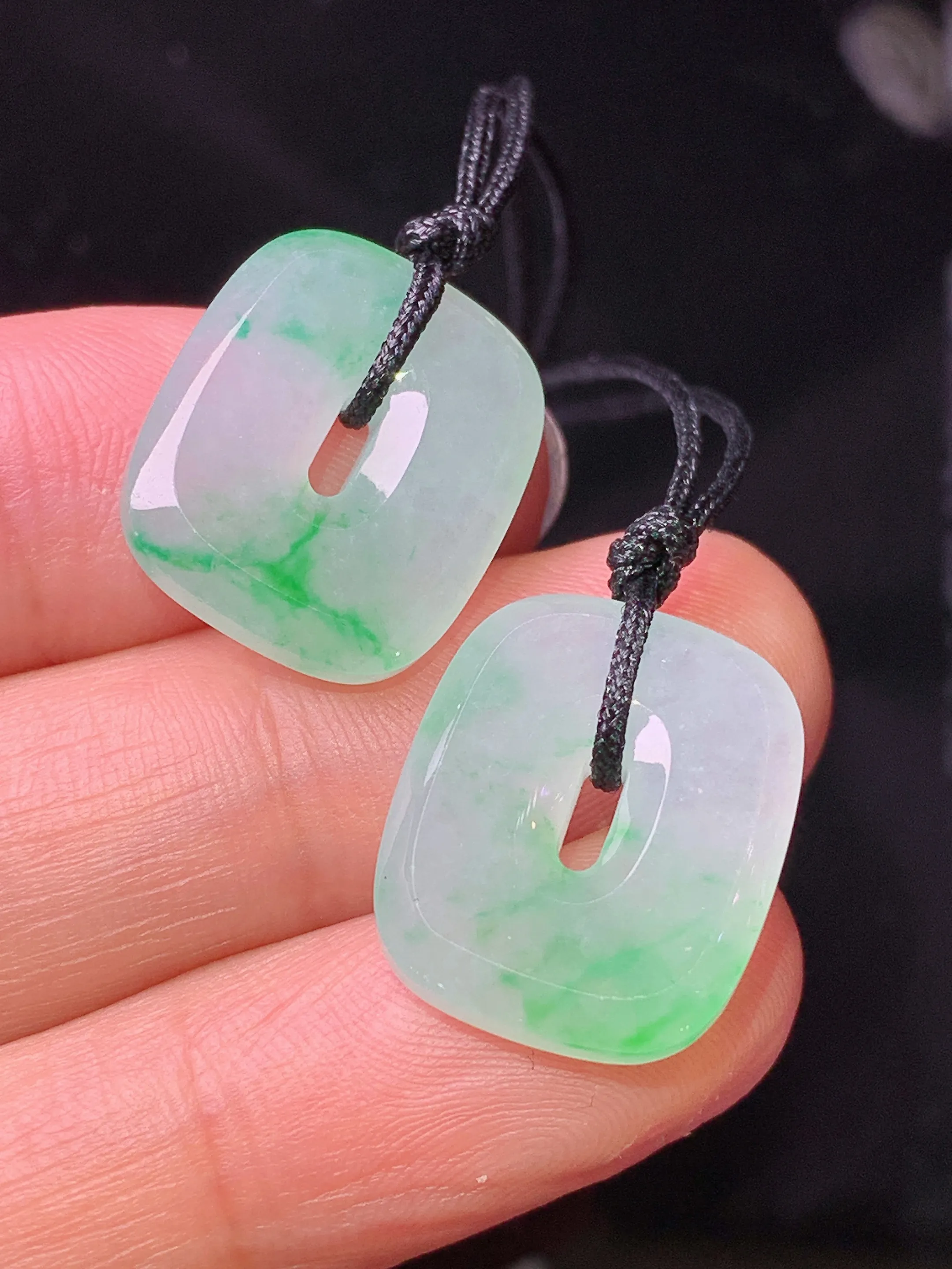 飘绿平安扣一对 玉质细腻 色泽清新艳丽 整体尺寸17.8*14.8*3.8