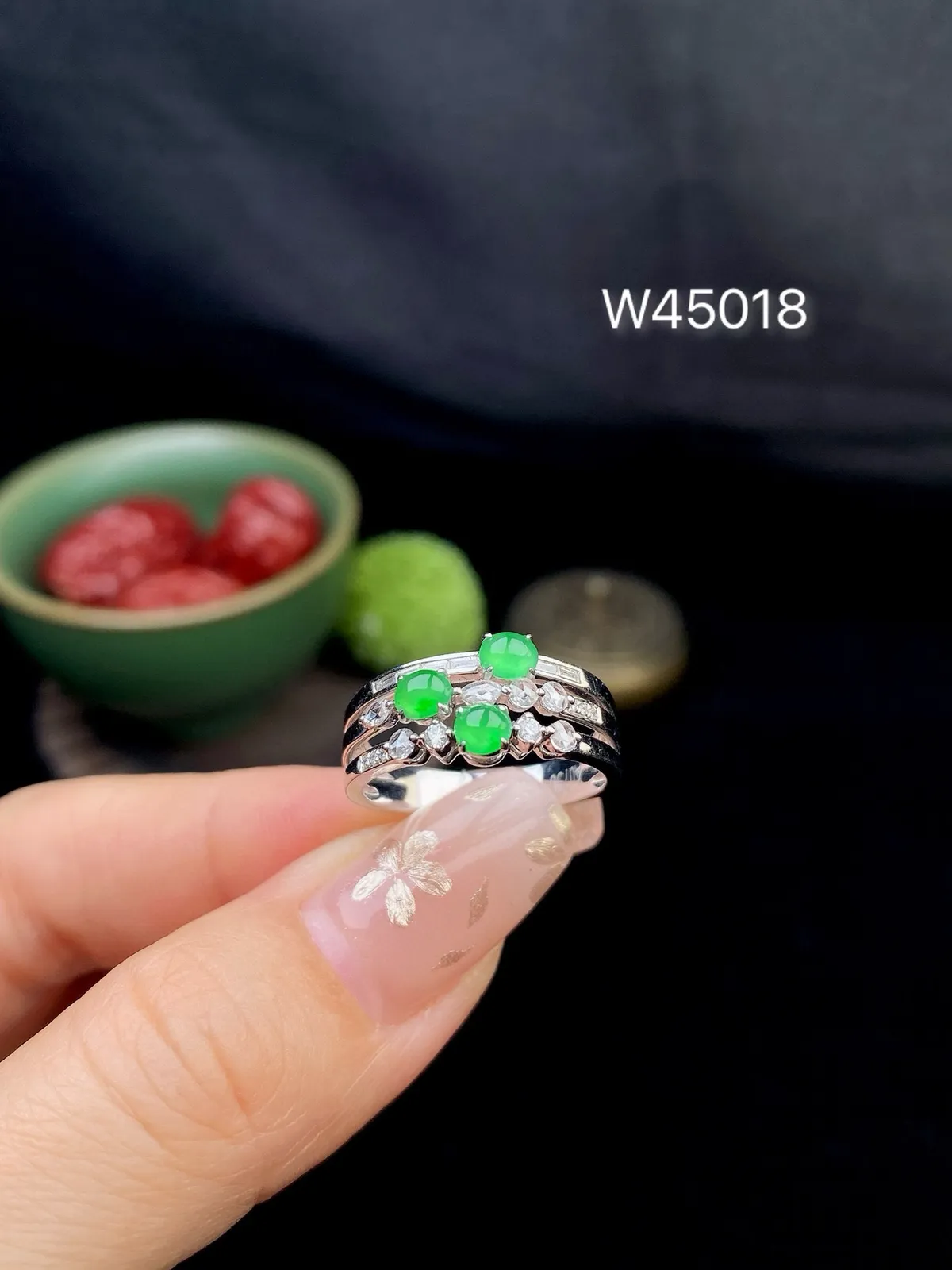 【冰种满绿蛋面戒指】种水色俱全，冰透闪亮，通透感饱满度很好，18k金钻镶嵌，裸石尺寸3.8*3.5*