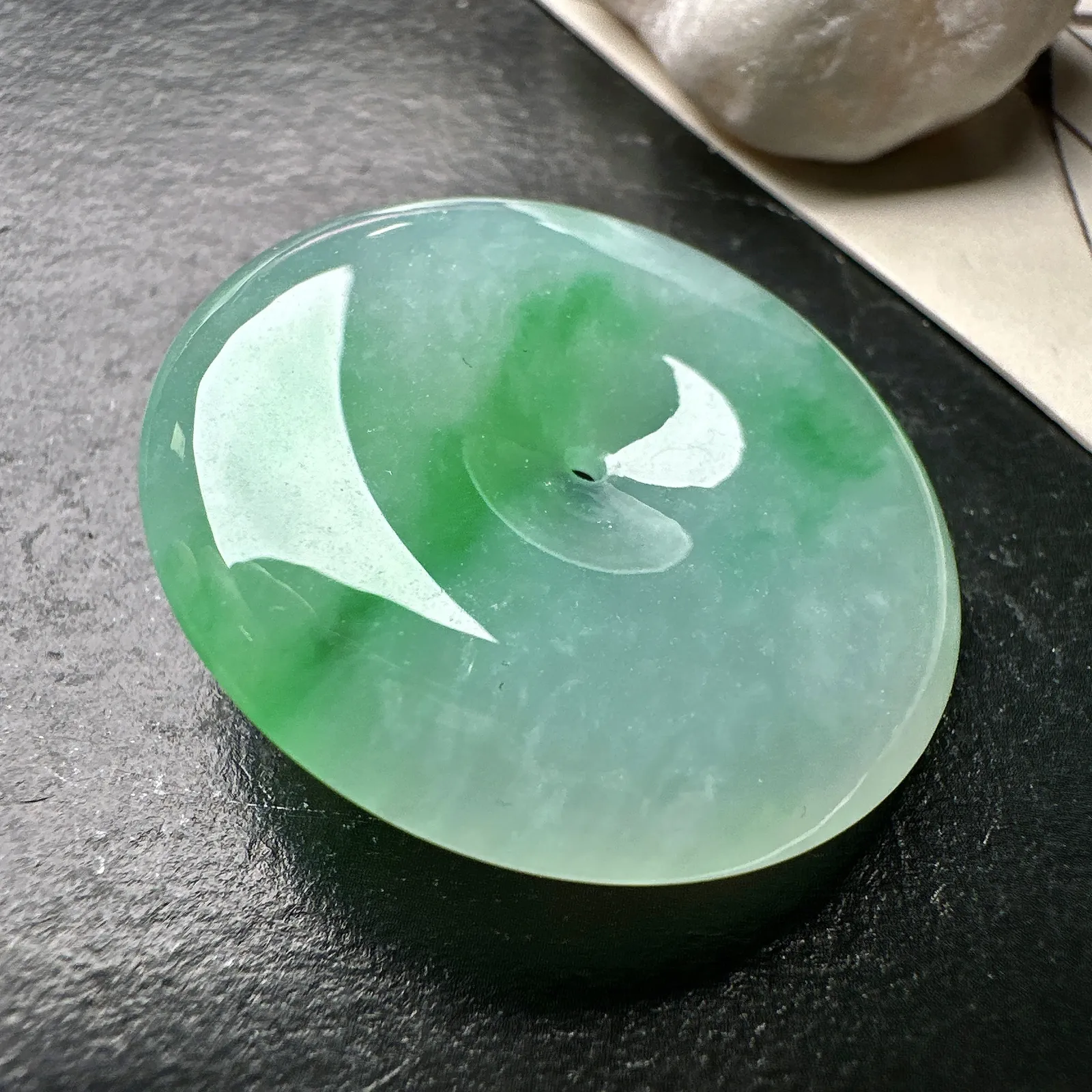 【冰糯种飘绿平安扣】质地细腻冰润，品质很好，冰感十足，胶感明显，收藏品质。