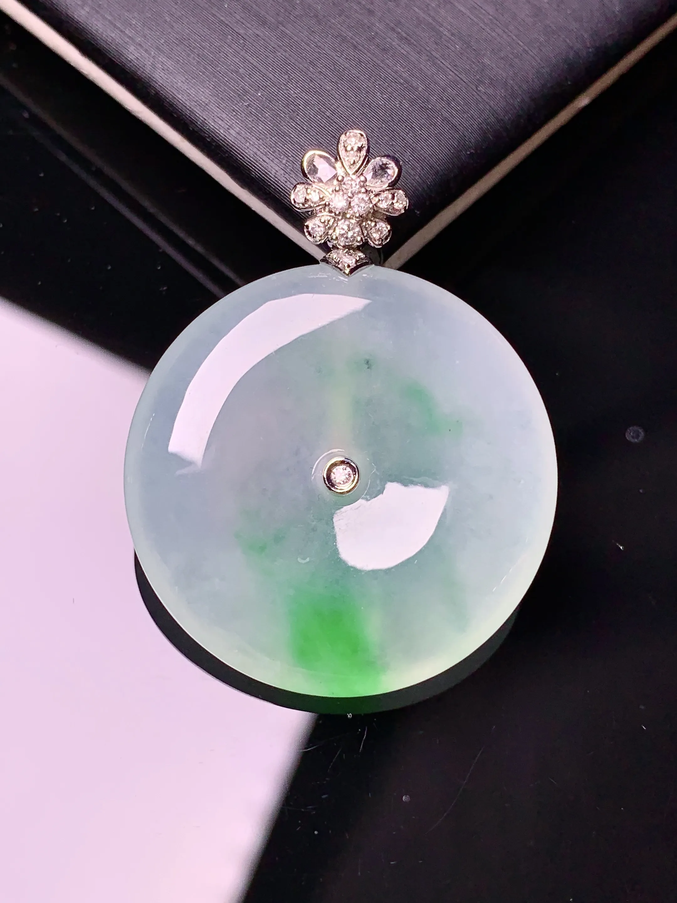 18k金钻镶嵌冰种飘绿平安扣吊坠 玉质细腻 色泽清新艳丽 整体尺寸33.6*25.7*5.2