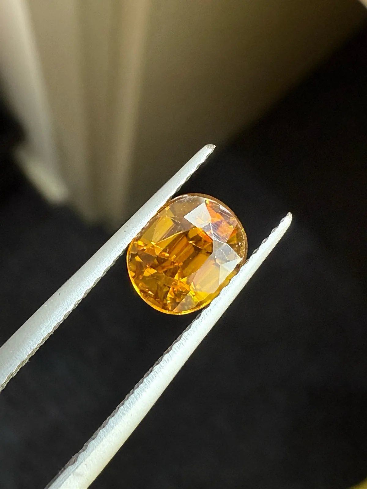 1.765克拉天然榍石戒面裸石，颜色超美，火彩超好，尺寸：7.4*6.2*5mm