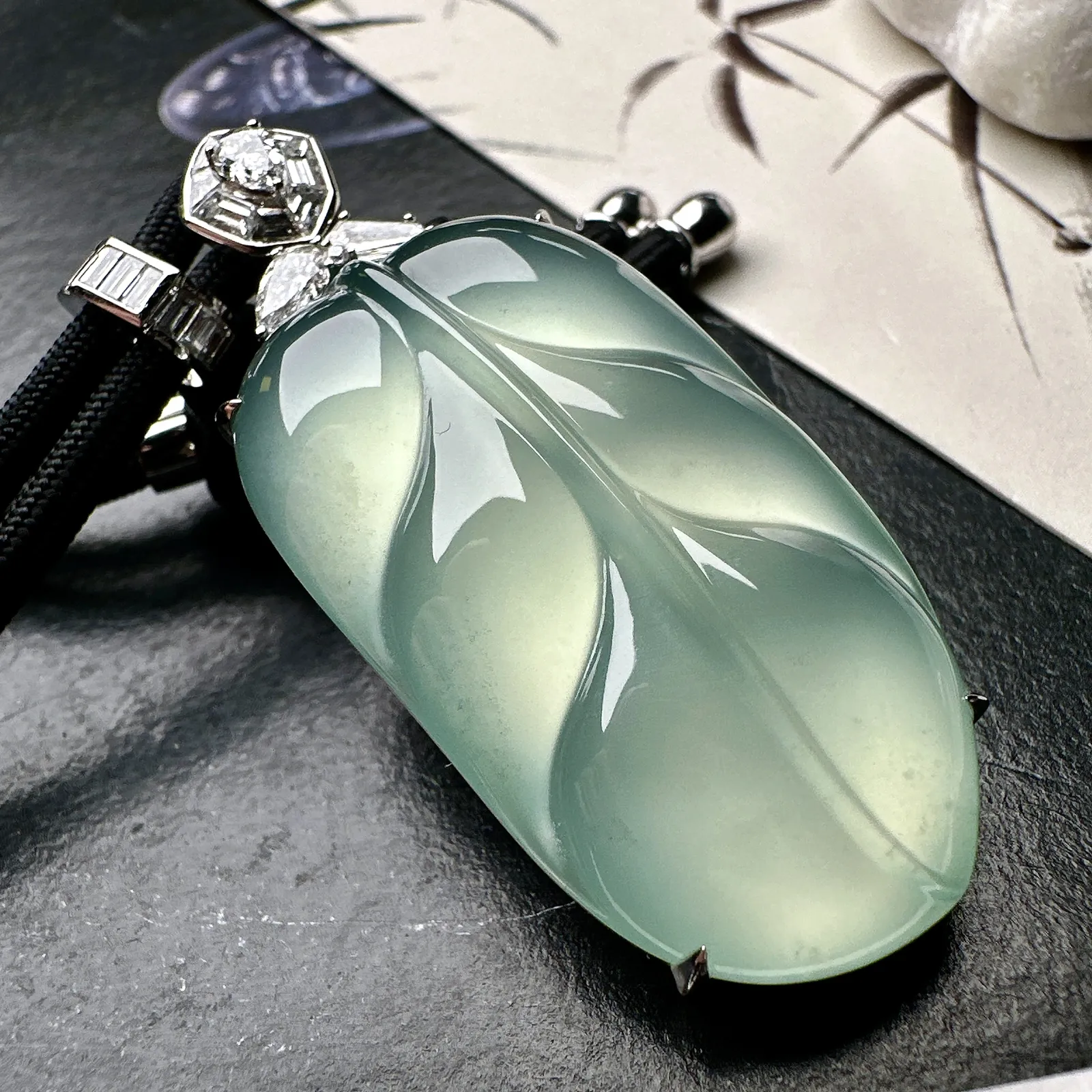 【冰种天空蓝叶子】金枝玉叶，质地细腻，冰润透亮，光泽出众，18k金钻镶嵌，裸石尺寸40.2*22.5*6.7毫米