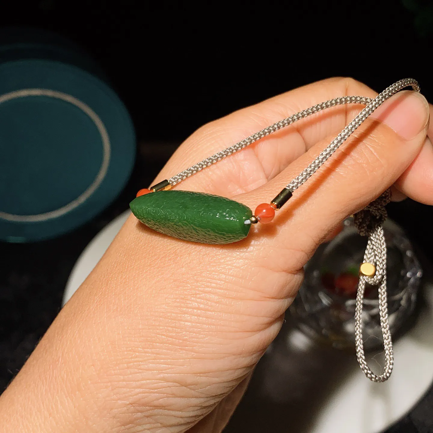 和田玉阳绿俄罗斯碧玉转运珠勒子挂件。尺寸31/11重7.5克，玉质细腻油润 底色纯净 脂粉好，品质好！lt251227