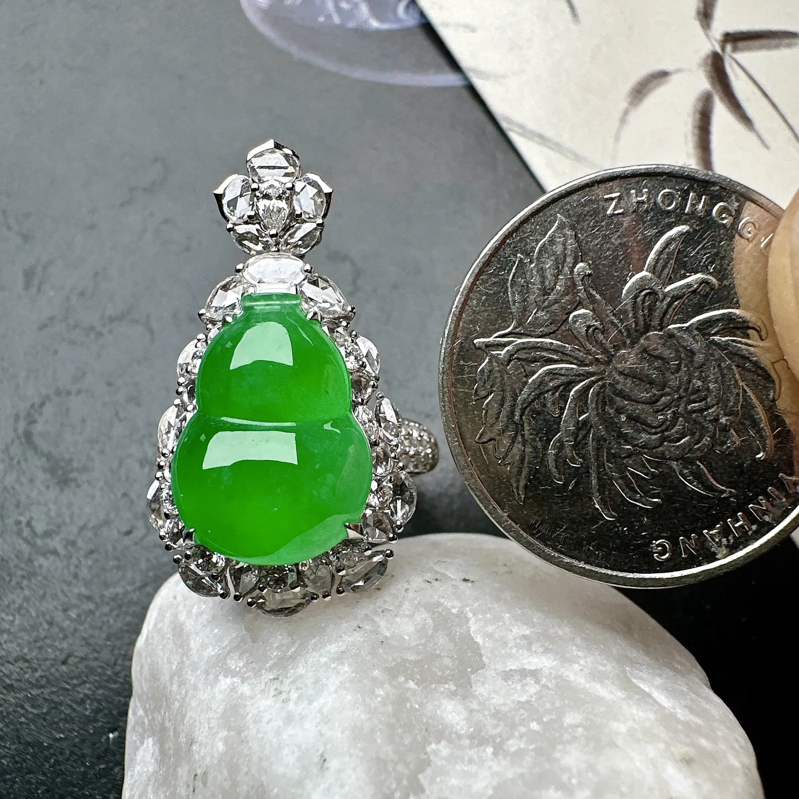 【冰种满绿葫芦戒指、吊坠两用款】质地细腻，冰润起光，胶感强烈，冰感明显，18K金钻精美镶嵌，裸石尺寸15*11.1*4.2毫米