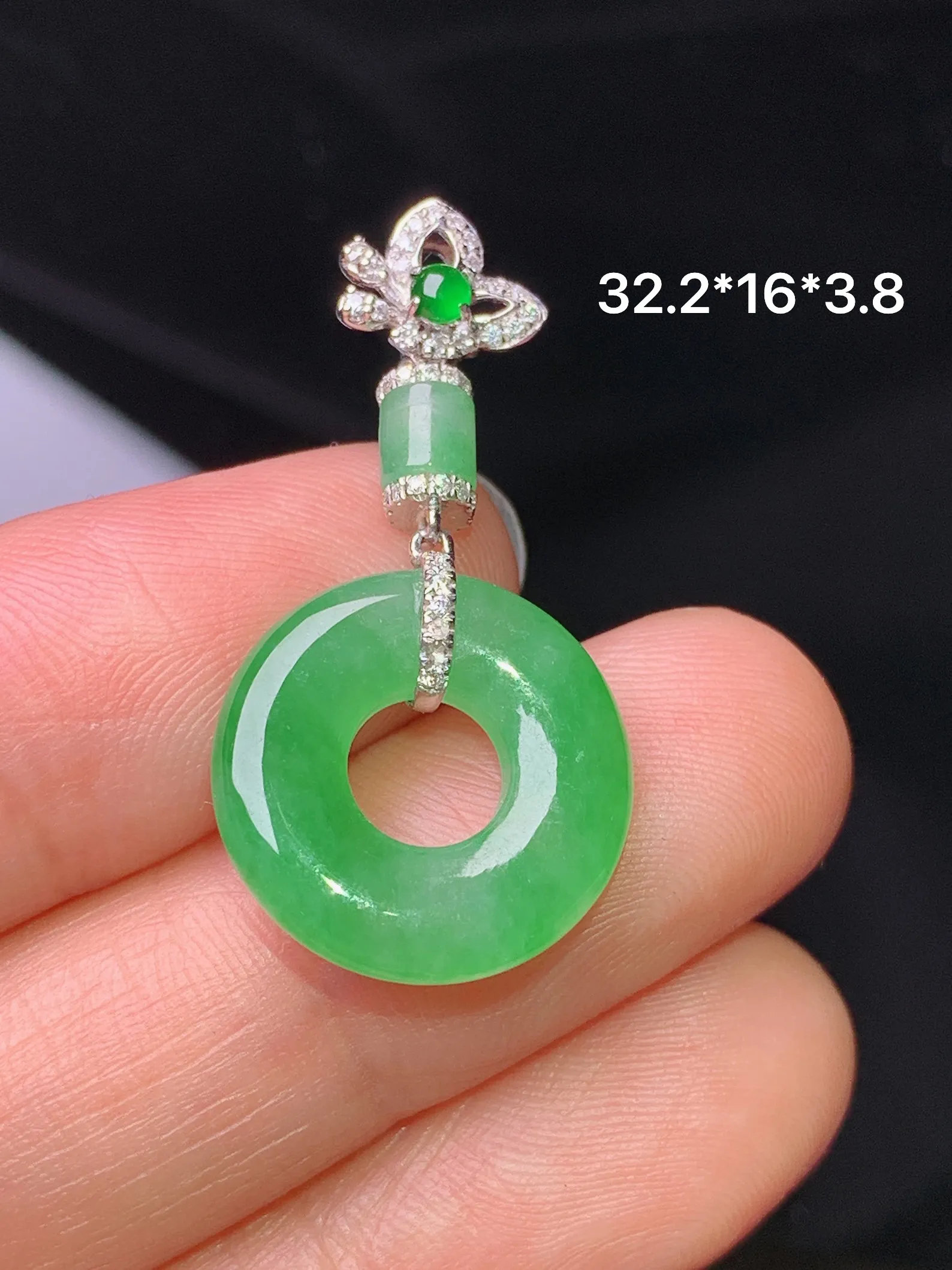 18k金钻镶嵌翠绿平安环吊坠 玉质细腻 色泽清新艳丽 整体尺寸32.2*16*3.8