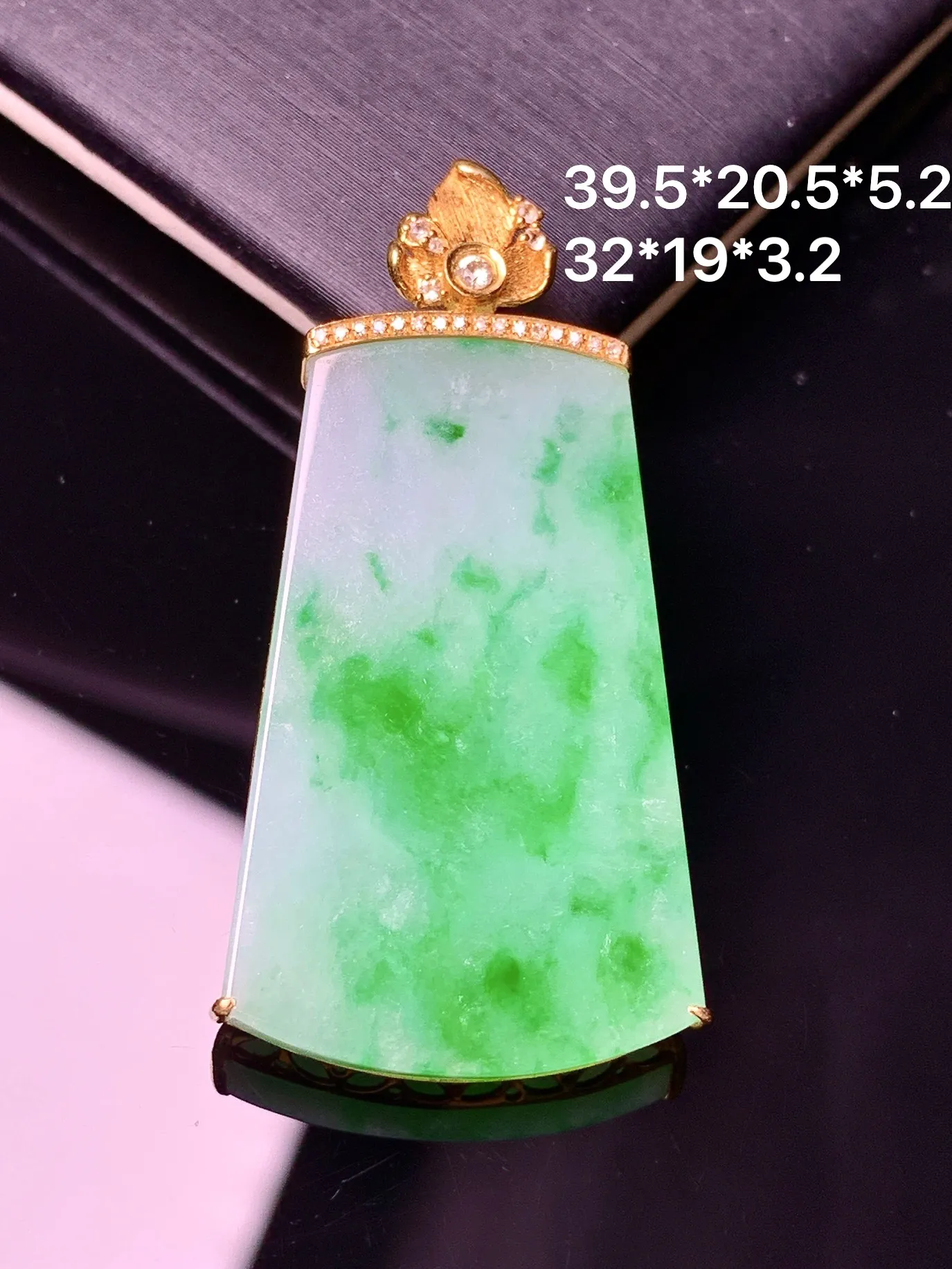 18k金钻镶嵌飘绿无事牌吊坠 玉质细腻 色泽清新艳丽 整体尺寸39.5*20.5*5.2