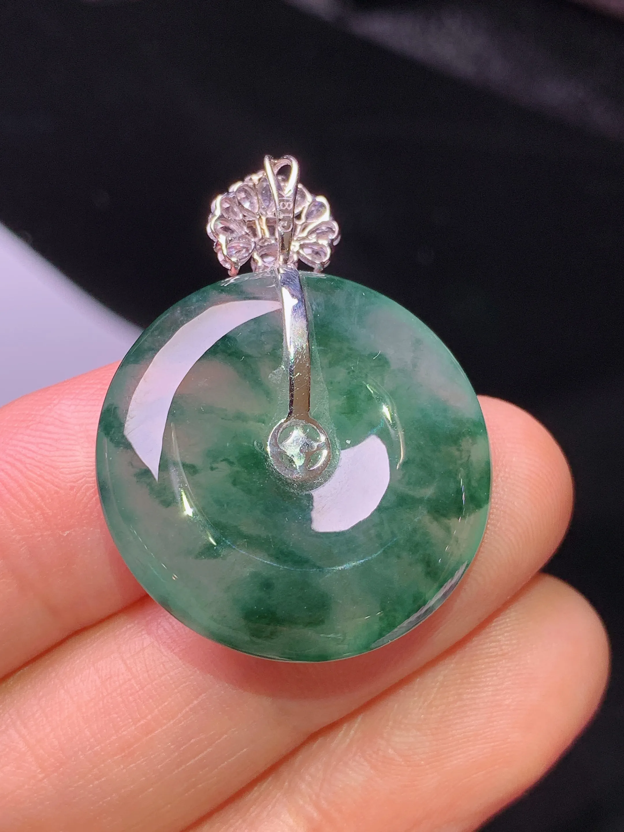 18k金钻镶嵌冰种飘花平安扣吊坠 玉质细腻 色泽清新艳丽 整体尺寸31.8*24*5.8