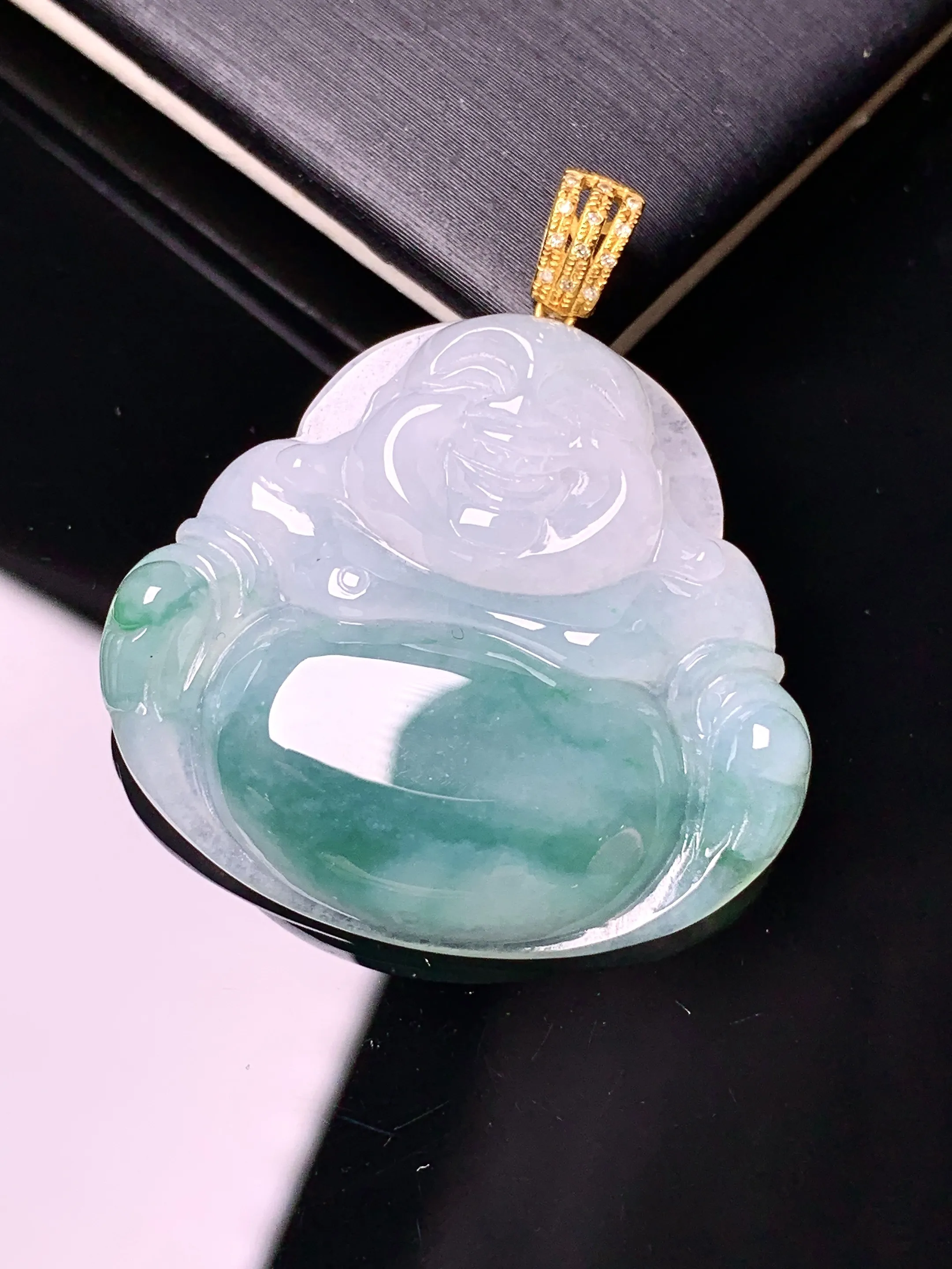 18k金钻镶嵌飘绿佛公吊坠 玉质细腻 色泽清新艳丽 整体尺寸34*30*6.2