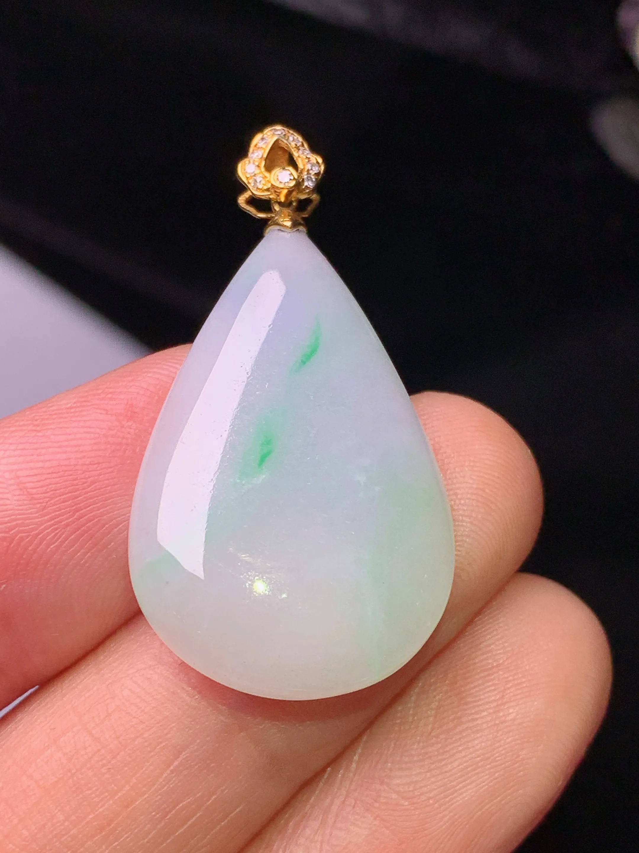 18k金镶嵌飘绿水滴吊坠 玉质细腻 色泽清新艳丽 整体尺寸34.5*18.2*5