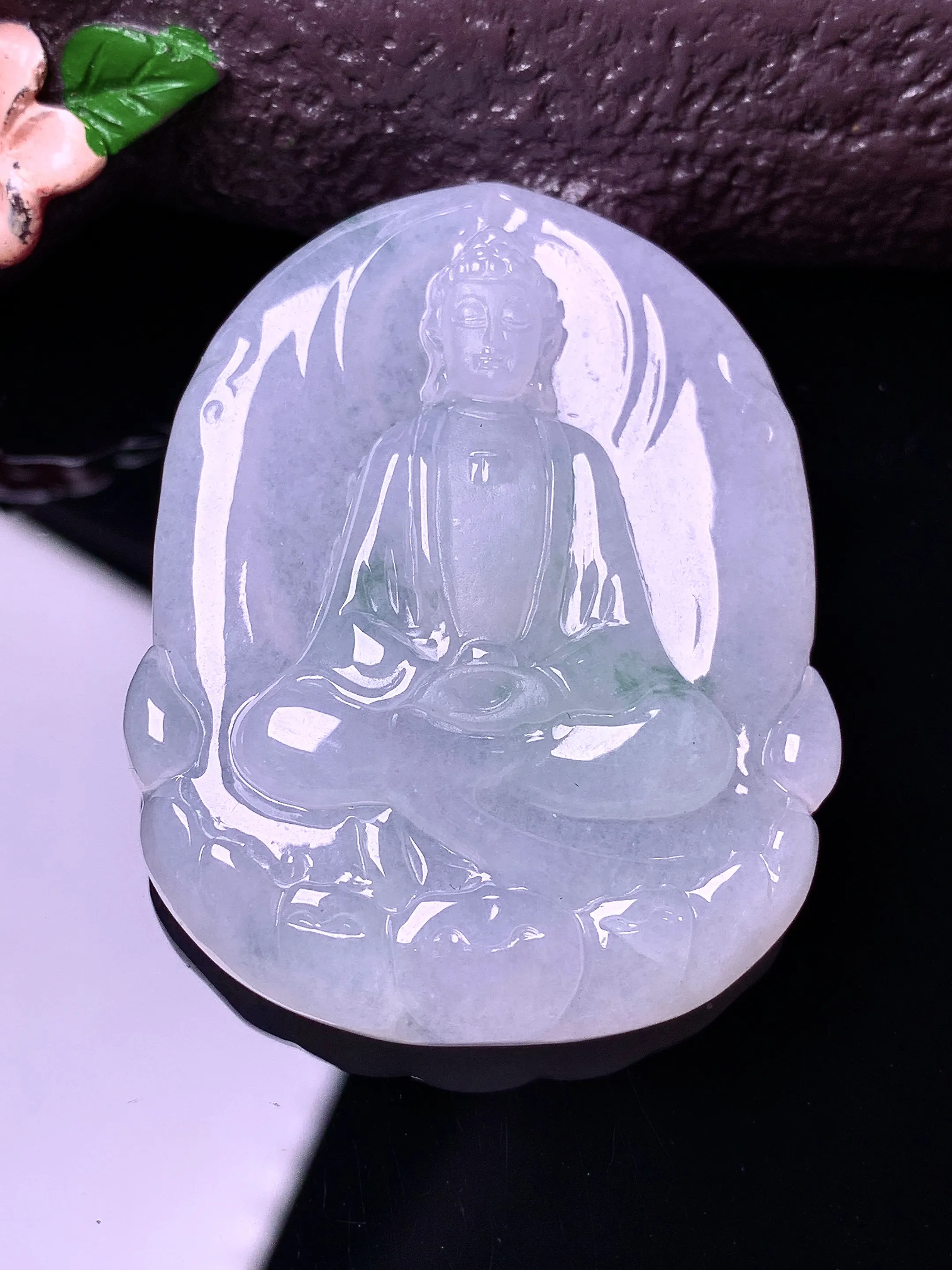 飘绿观音吊坠 玉质细腻 色泽清新艳丽 整体尺寸47*36.3*6.8