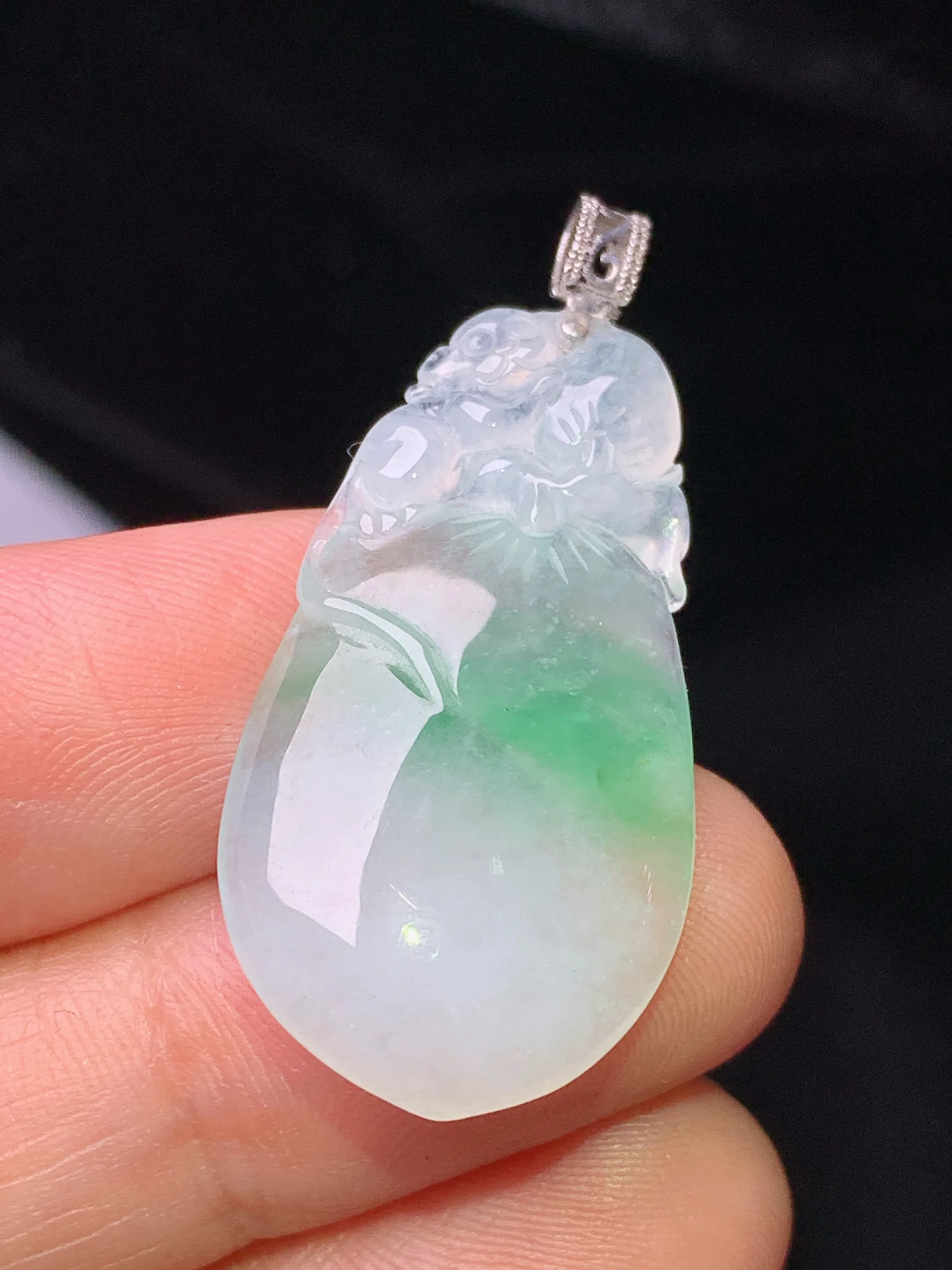 18k金镶嵌飘绿灵猴献寿吊坠 玉质细腻 色泽清新艳丽 整体尺寸38.2*17.2*4.5