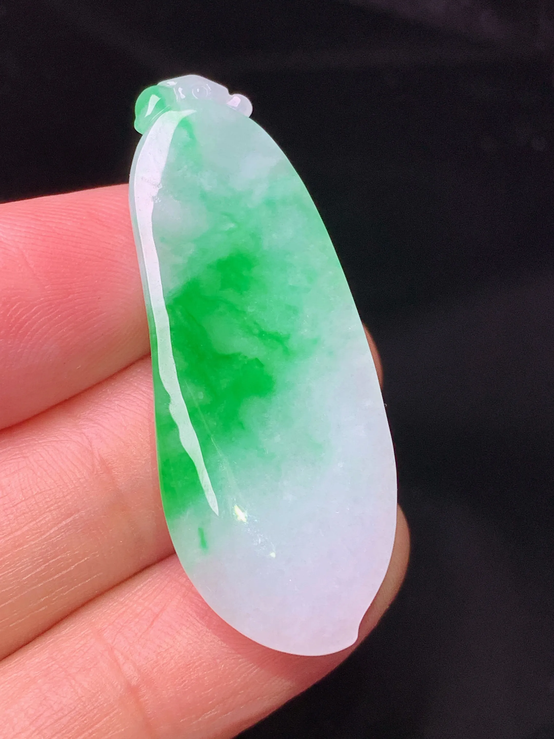 飘绿福瓜吊坠 玉质细腻 色泽清新艳丽 整体尺寸40.7*15.3*8.2