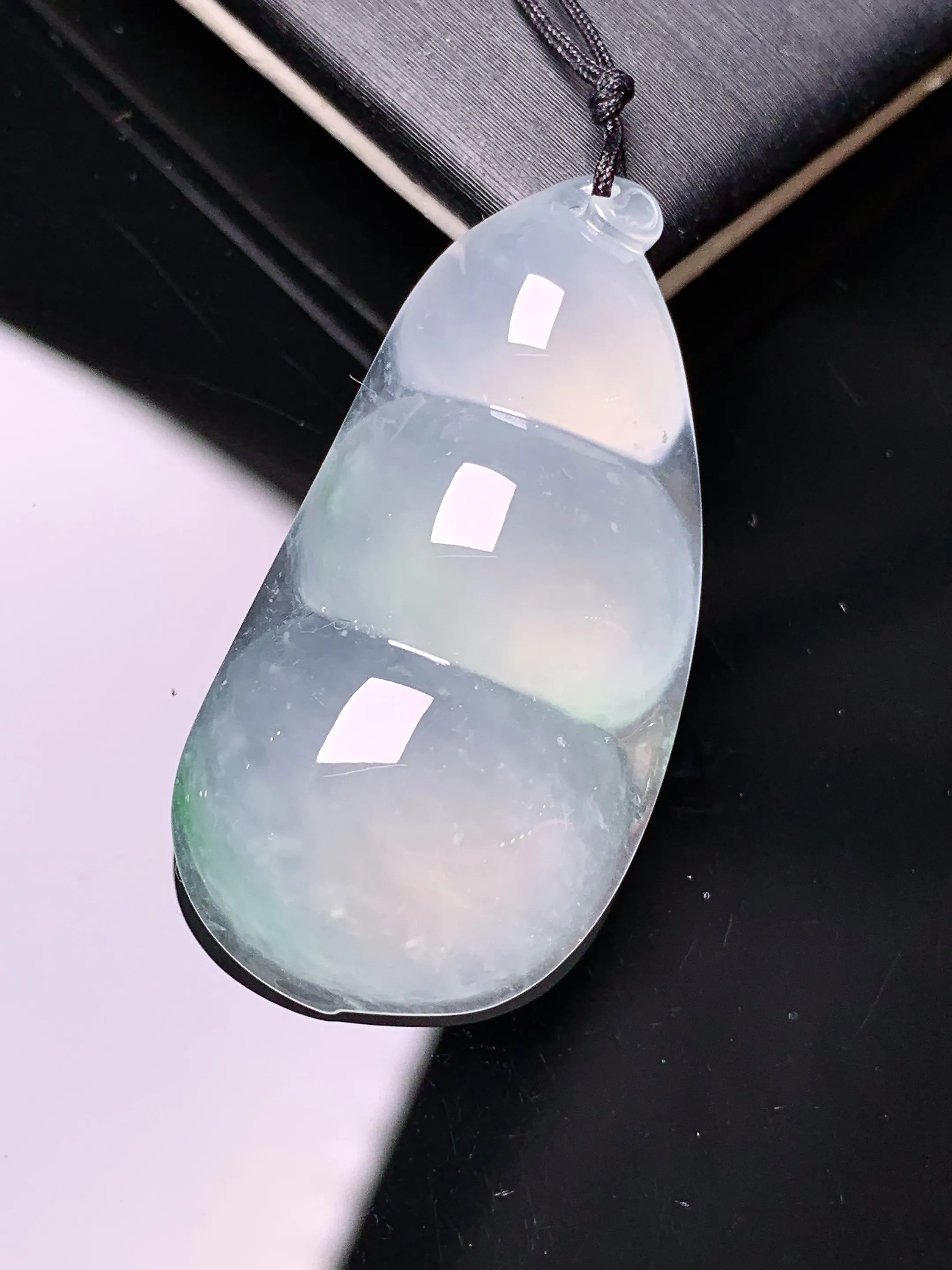 冰种四季豆吊坠 玉质细腻 色泽清新艳丽 整体尺寸34.7*18*6.7