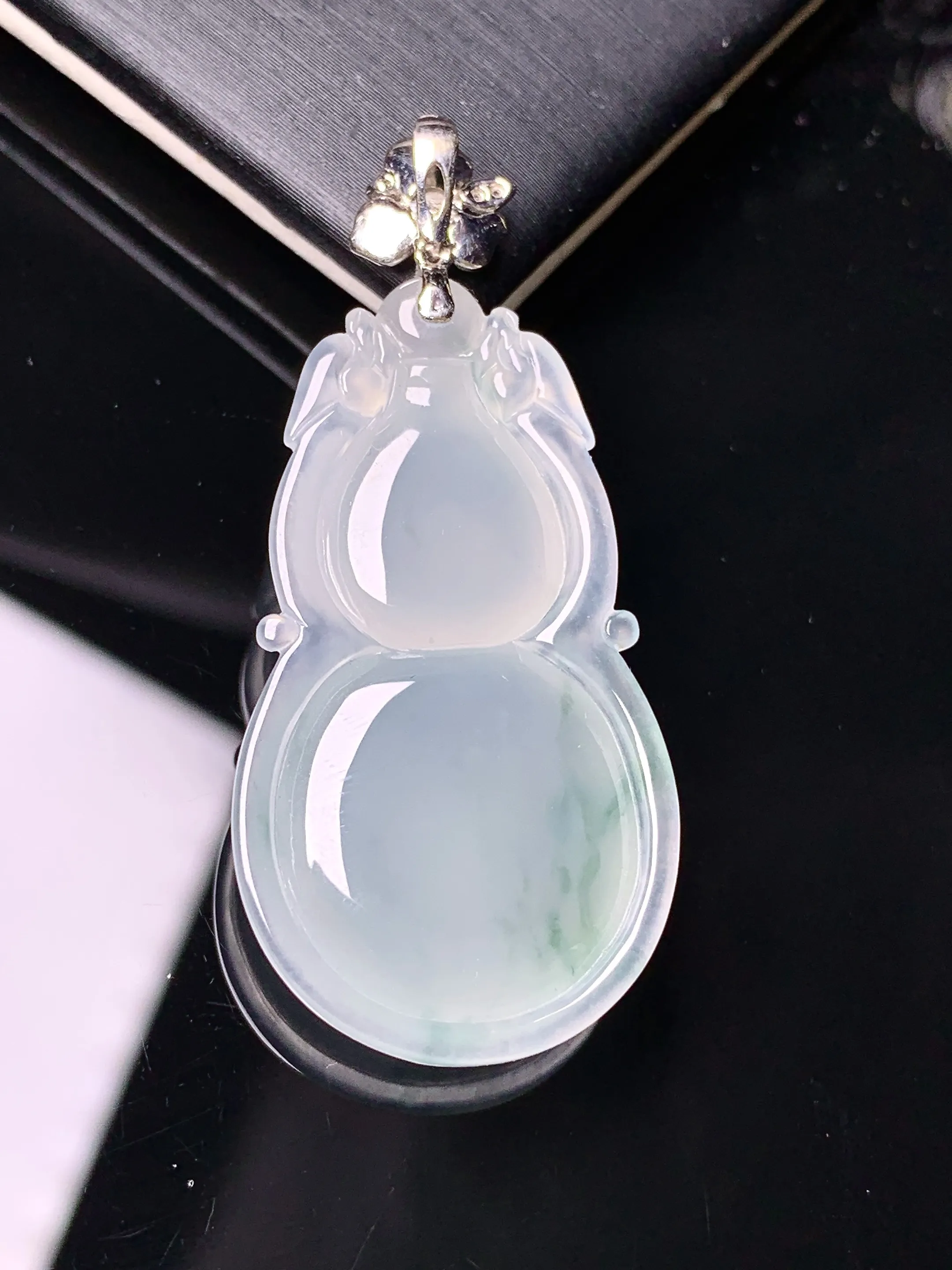 18k金镶嵌冰种葫芦吊坠 玉质细腻 色泽清新艳丽 整体尺寸43.5*19.5*6.3