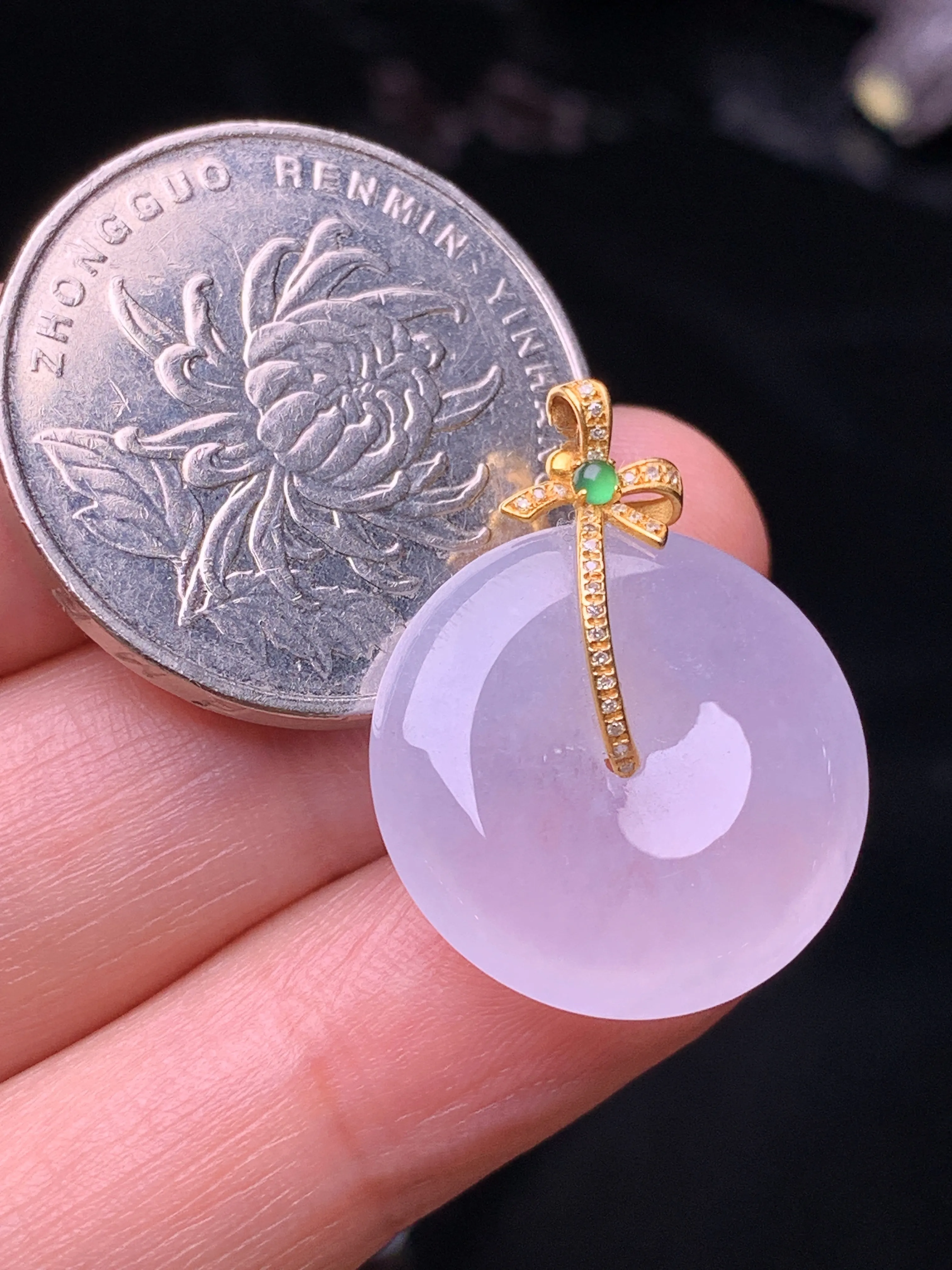 18k金钻镶嵌冰种平安扣吊坠 玉质细腻 色泽清新艳丽 整体尺寸24.8*19*4.7