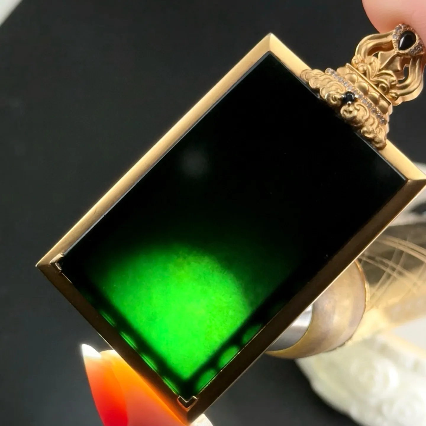 精品18k重金豪镶墨翠无事牌 种好色正 黑度极好 打灯通透 油性十足 尺寸65.1