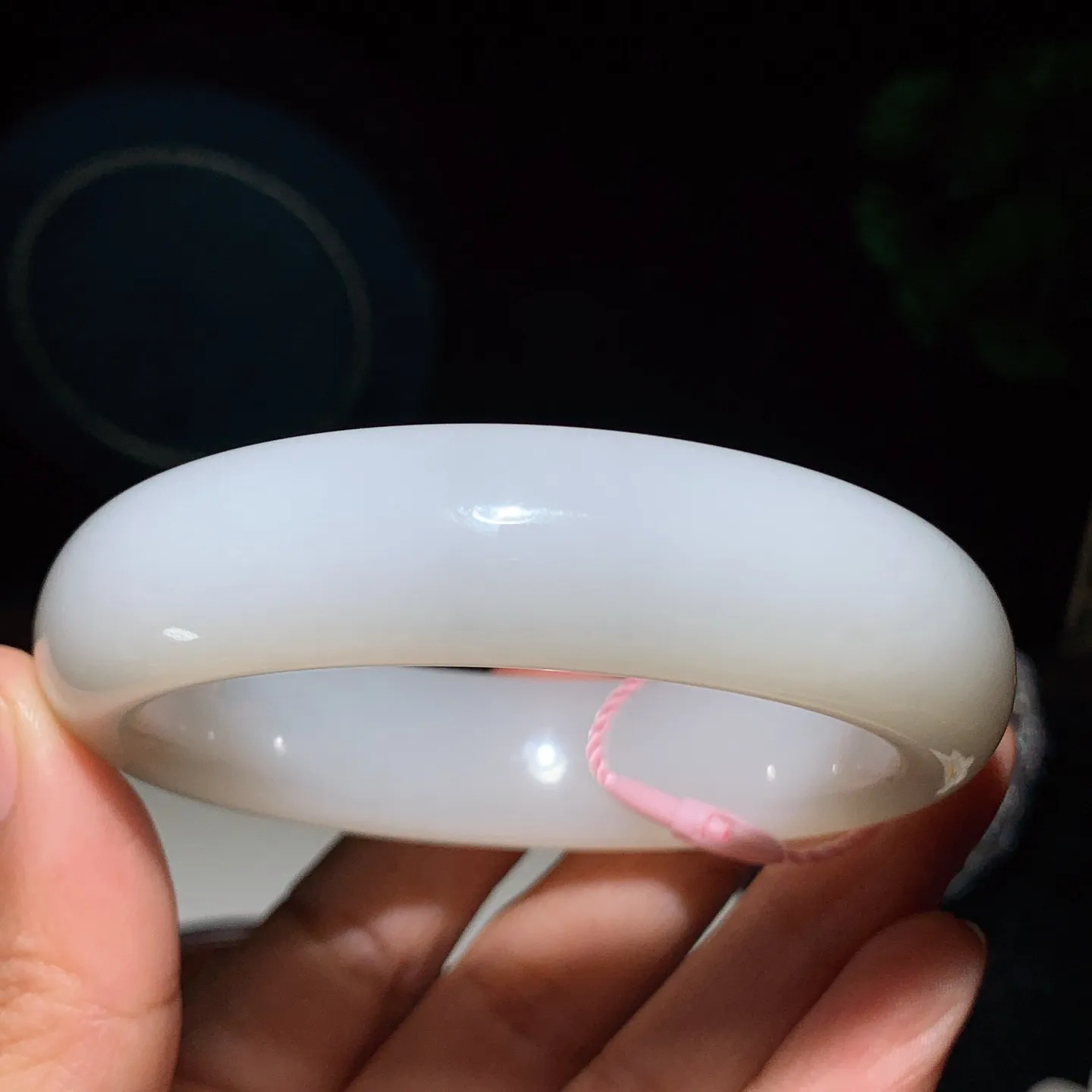 收藏级！58圈口 新疆和田玉白玉羊脂白手镯。羊脂白玉宽版手镯。58圈口条宽17厚10重82.6克 无裂无杂 玉质细腻油润 底色纯净 脂粉好，品质好。lt251231