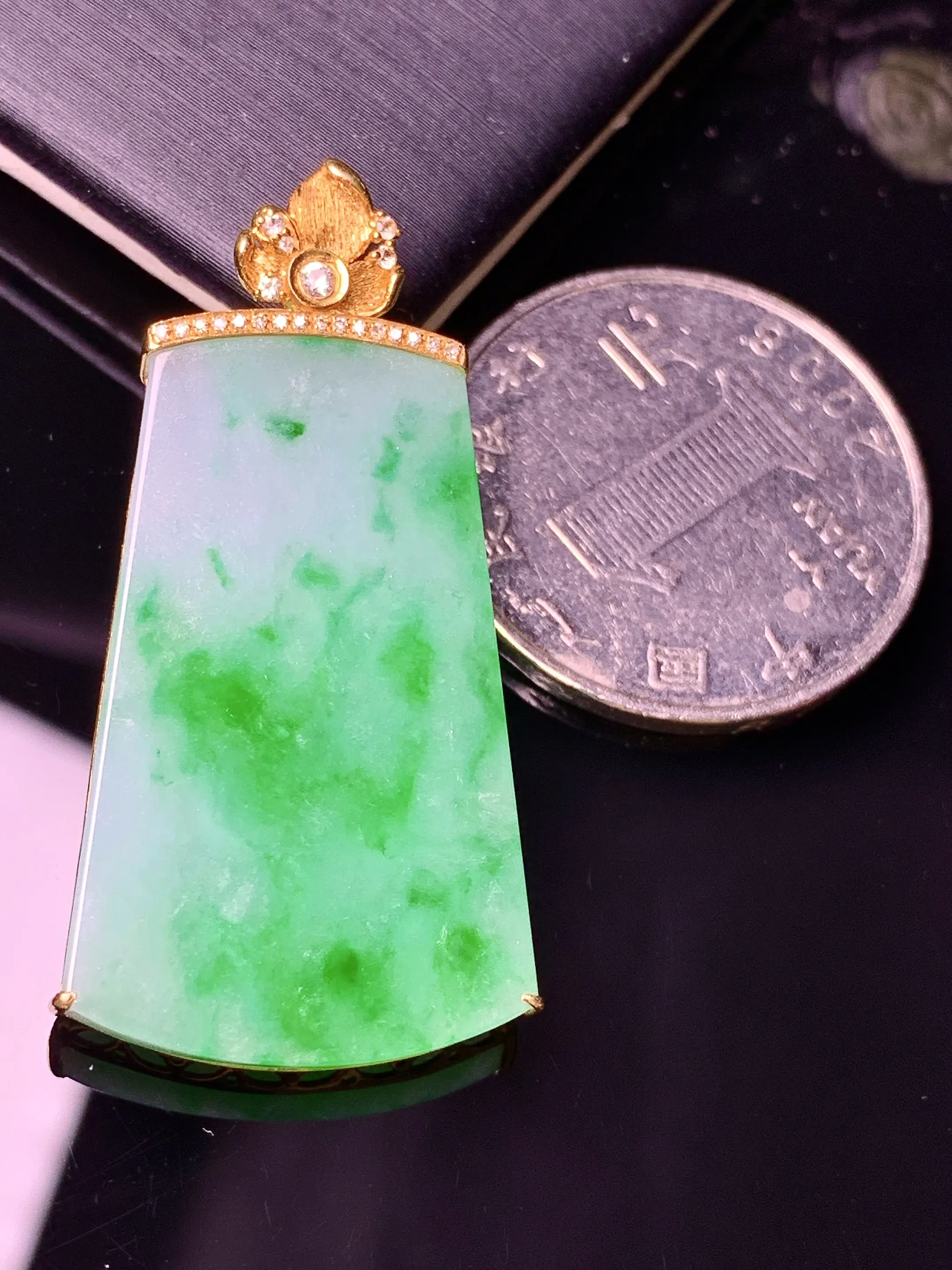 18k金钻镶嵌飘绿无事牌吊坠 玉质细腻 色泽清新艳丽 整体尺寸39.5*20.5*5.2