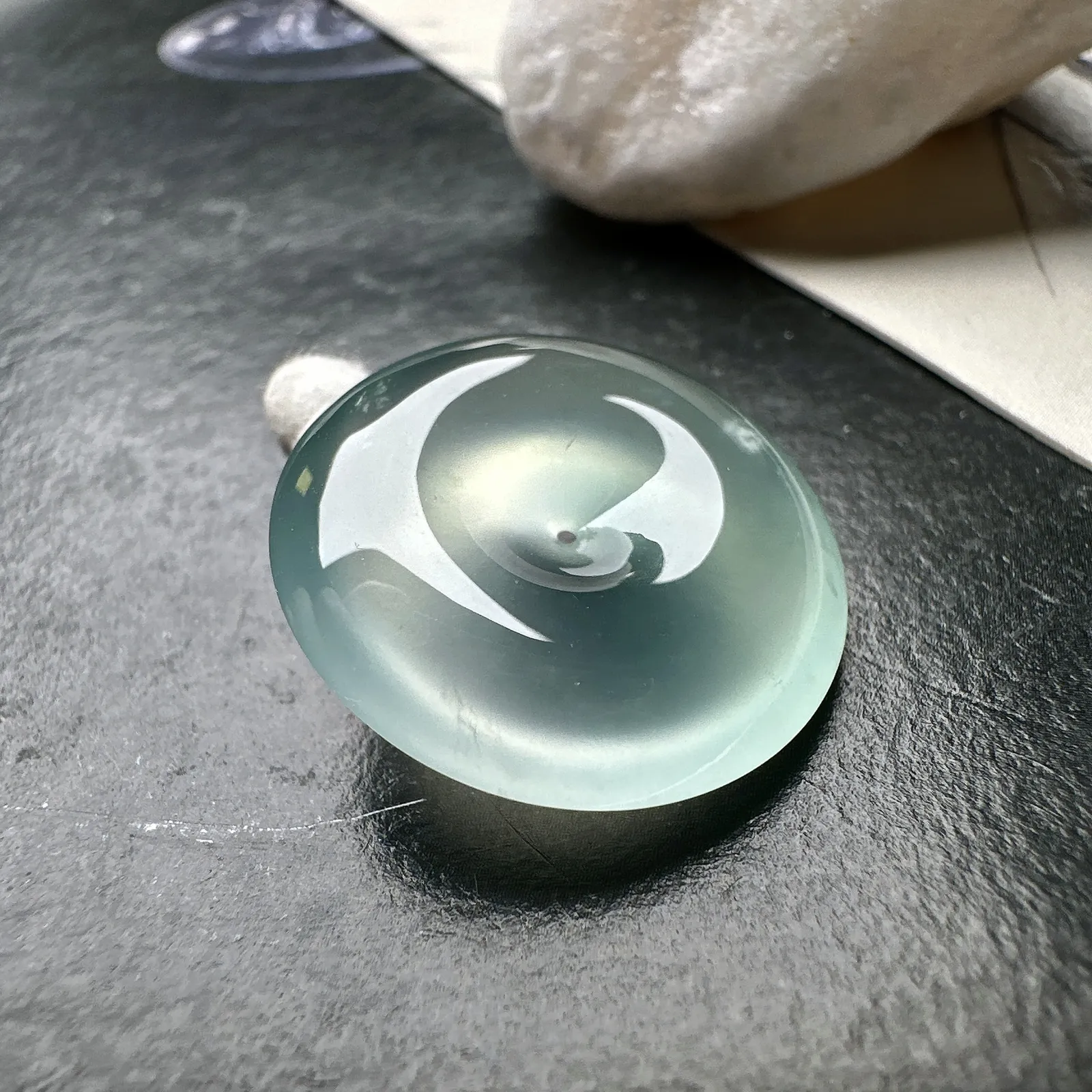 【冰种平安扣】接近玻璃种，质地细腻冰润，品质很好，冰感十足，胶感明显，收藏品质。