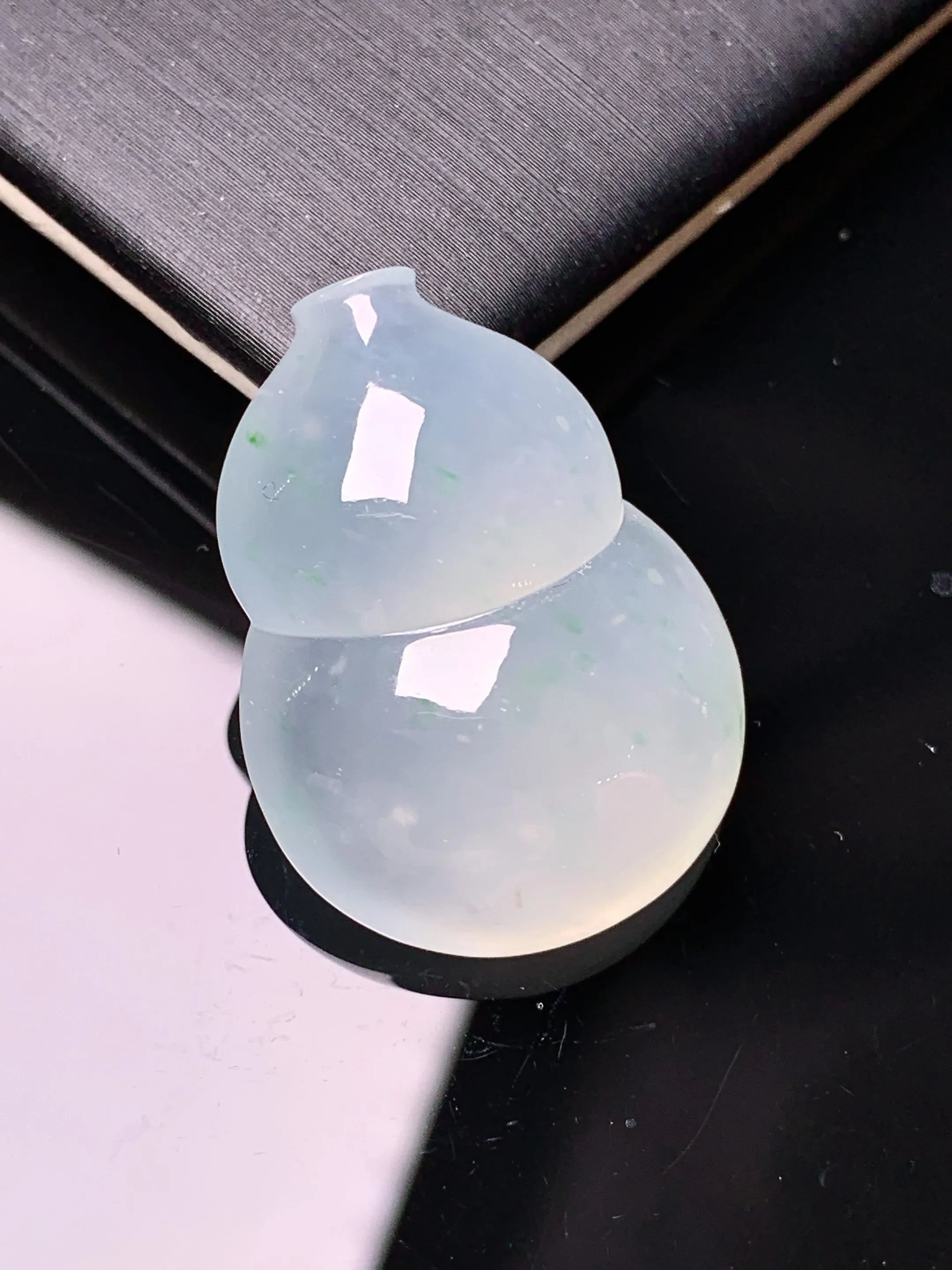 冰种葫芦吊坠 玉质细腻 色泽清新艳丽 整体尺寸27.6*20.5*9